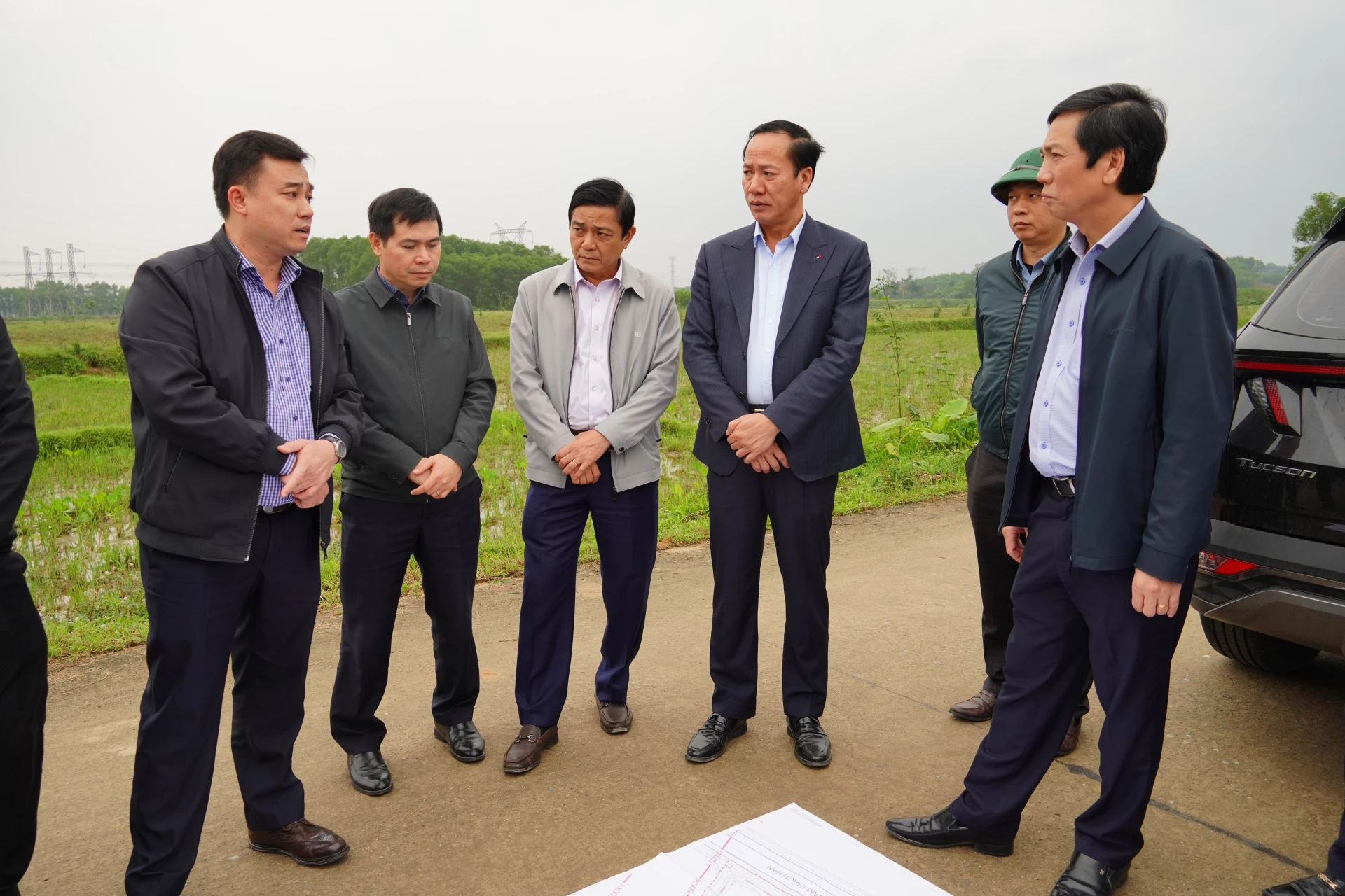 Đo&agrave;n c&ocirc;ng t&aacute;c của UBND tỉnh kiểm tra dự &aacute;n khu t&aacute;i định cư th&ocirc;n Như Lệ, phường Quảng Trị - Ảnh: H.N