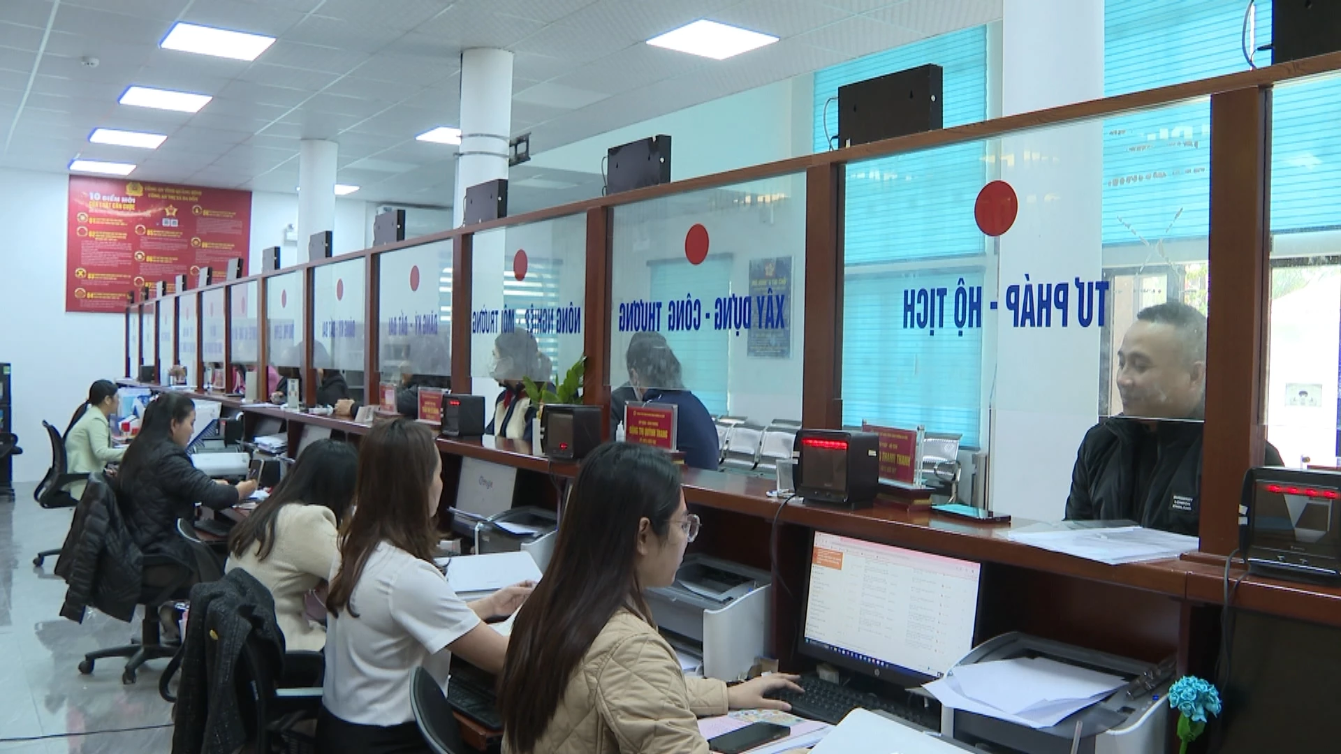 C&aacute;n bộ Trung t&acirc;m Phục vụ h&agrave;nh ch&iacute;nh c&ocirc;ng phường Ba Đồn tiếp nhận hồ sơ,&nbsp; giải quyết thủ tục h&agrave;nh ch&iacute;nh của người d&acirc;n - Ảnh: N.L