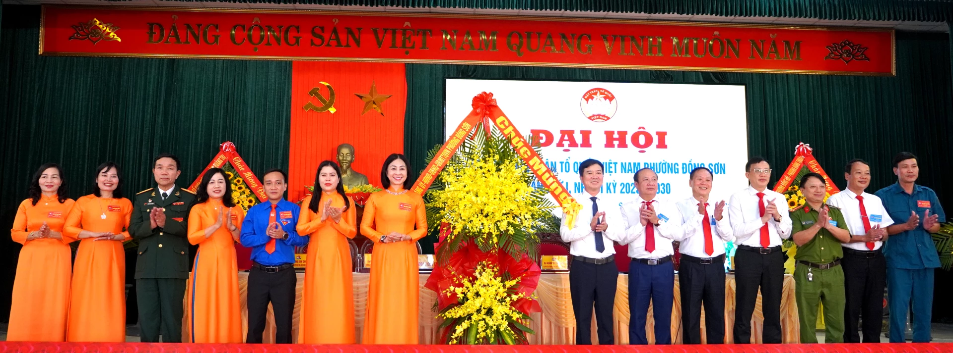 Đại diện Lãnh đạo phường Đồng Sơn tặng hoa chúc mừng đại hội Ảnh: H.Tr.