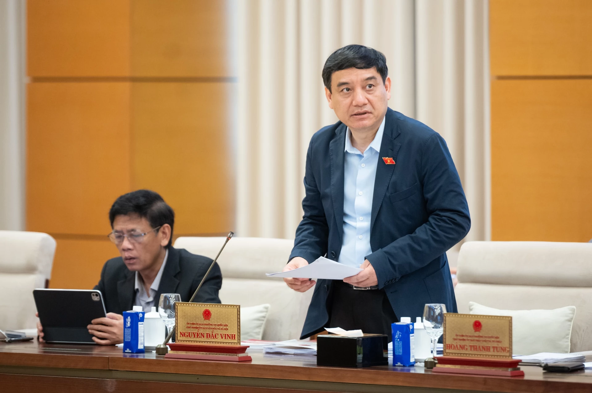 Chủ nhiệm Ủy ban Văn hóa và Xã hội Nguyễn Đắc Vinh trình bày Báo cáo tiếp thu, giải trình, chỉnh lý dự thảo Luật Báo chí (sửa đổi)