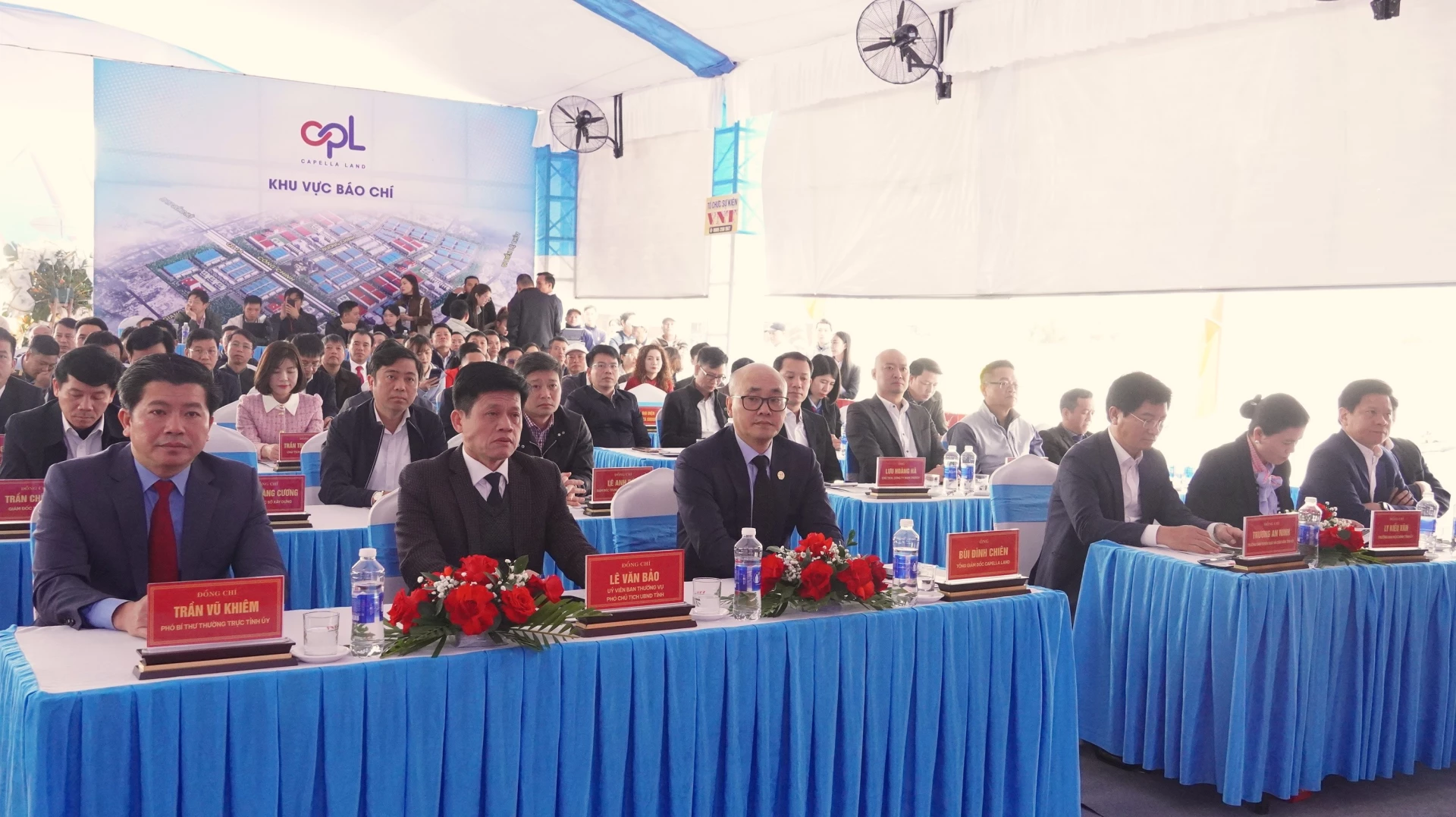 Đại biểu tham dự buổi lễ - Ảnh: QV