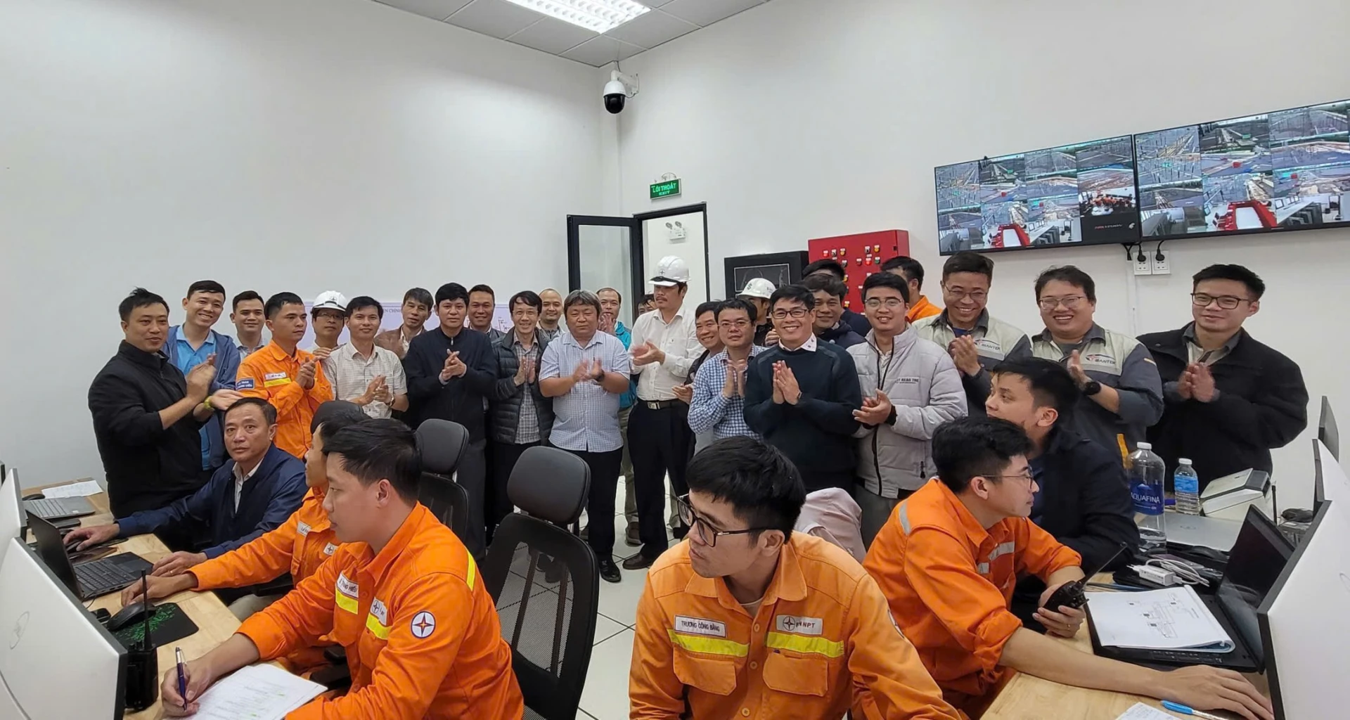 Các thành viên tham gia vào dự án Dự án Trạm biến áp 500kV Quảng Trị và đường dây đấu nối Quảng Trị - rẽ Vũng Áng - Đà Nẵng chứng kiến thời khắc đóng điện dự án - Ảnh: T.P