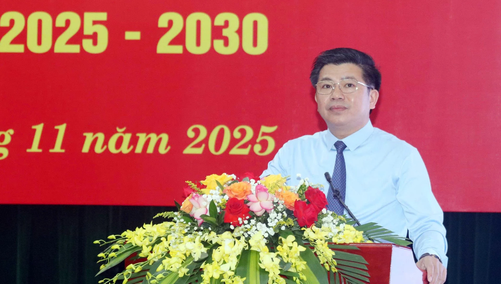 Đồng chí Trần Vũ Khiêm, Phó Bí thư Thường trực Tỉnh ủy trình bày chuyên đề 1 - Ảnh: X.P