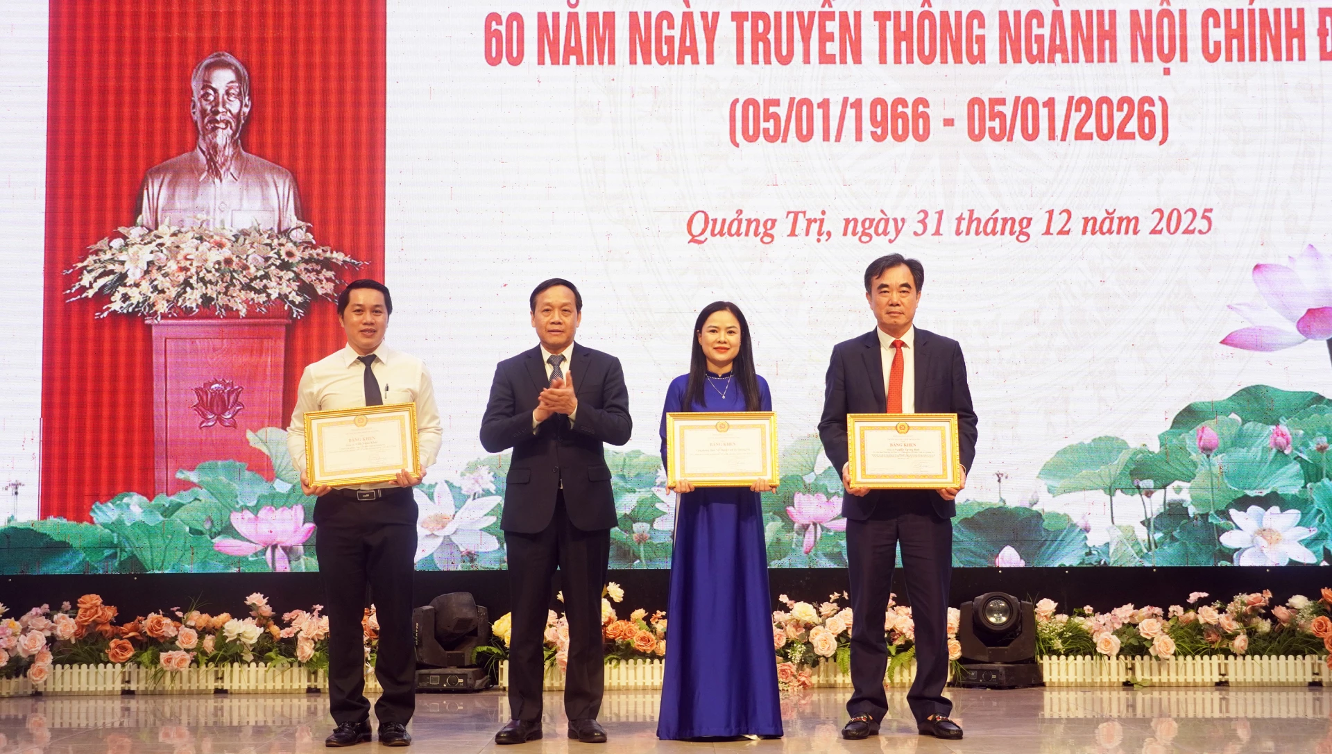 Đồng ch&iacute; Nguyễn Thanh Hải, Ph&oacute; Trưởng ban Nội ch&iacute;nh Trung ương trao Bằng khen của Trưởng Ban Nội ch&iacute;nh Trung ương cho đồng ch&iacute; Nguyễn Lương B&igrave;nh, Ủy vi&ecirc;n Ban Thường vụ, Trưởng ban Tổ chức Tỉnh ủy, nguy&ecirc;n Trưởng ban Nội ch&iacute;nh Tỉnh ủy v&agrave; c&aacute;c tập thể, c&aacute; nh&acirc;n&nbsp;- Ảnh: N.M