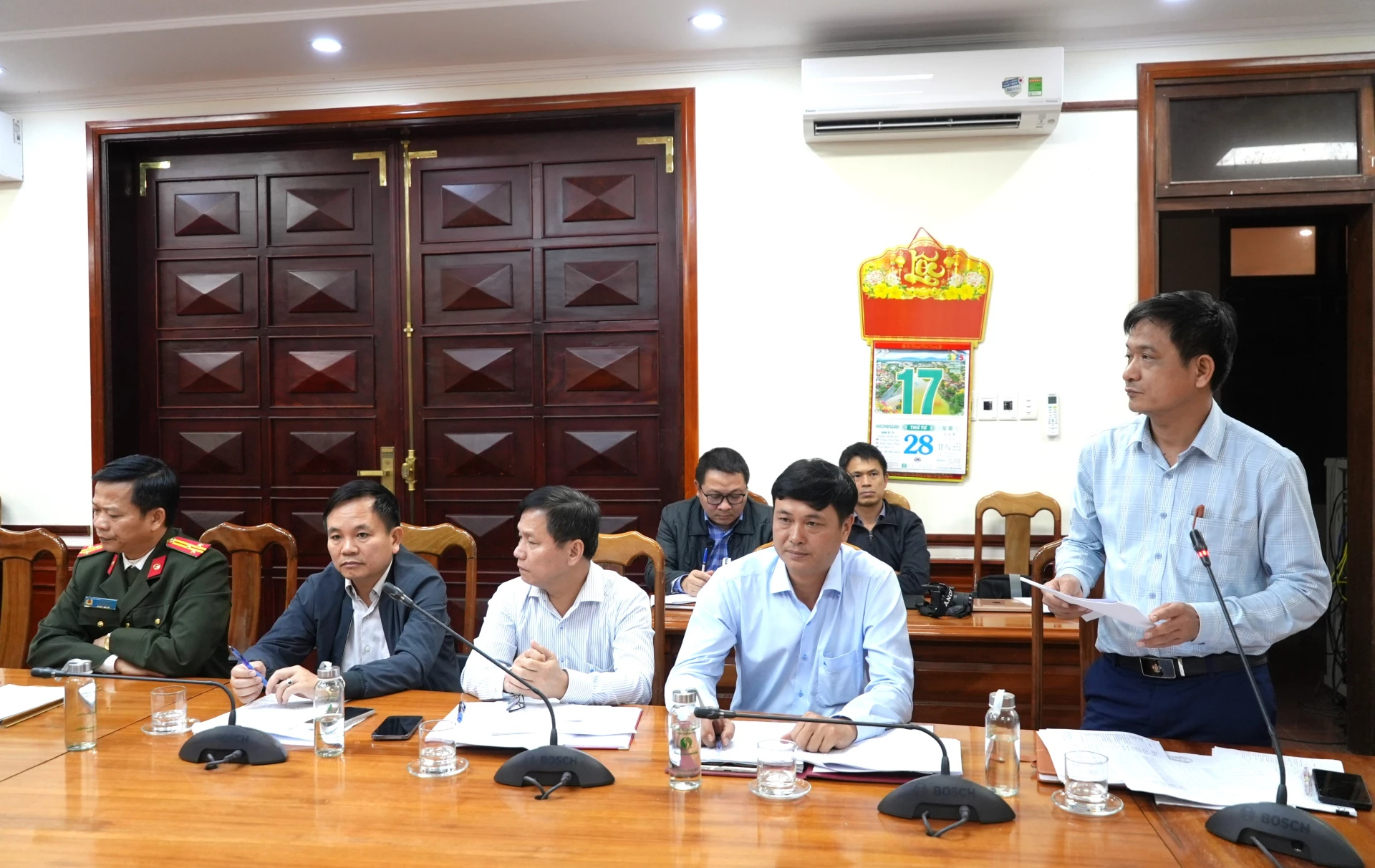 Đại diện các chủ đầu tư báo cáo tiến độ giải ngân vốn đầu tư công - Ảnh: Trung Đức