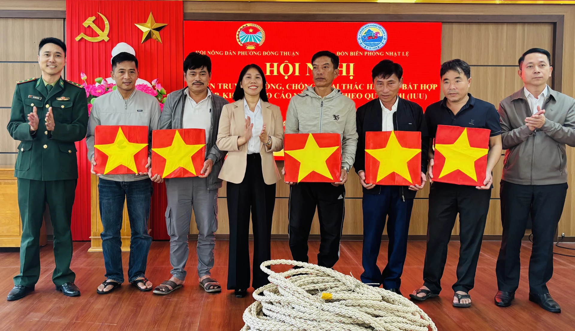 Trao cờ Tổ quốc và dây cứu hộ cứu nạn cho ngư dân - Ảnh: K.H