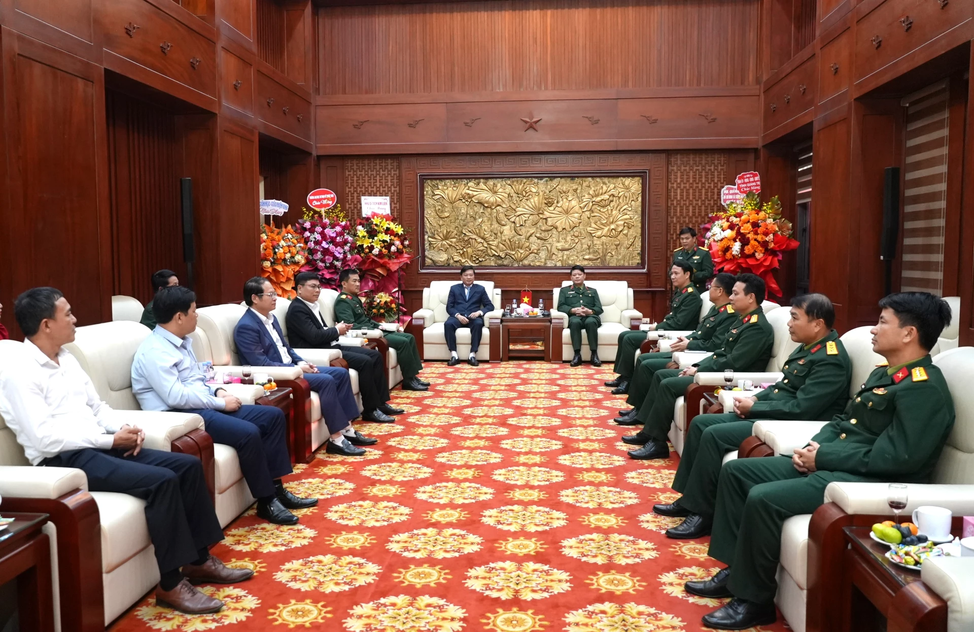 Đồng chí Lê Hồng Vinh, Chủ tịch UBND tỉnh mong muốn Bộ Tư lệnh Quân khu 4 quan tâm, hỗ trợ, phối hợp hiệu quả với tỉnh Quảng Trị trong thực hiện nhiệm vụ quân sự, quốc phòng - Ảnh: Trung Đức