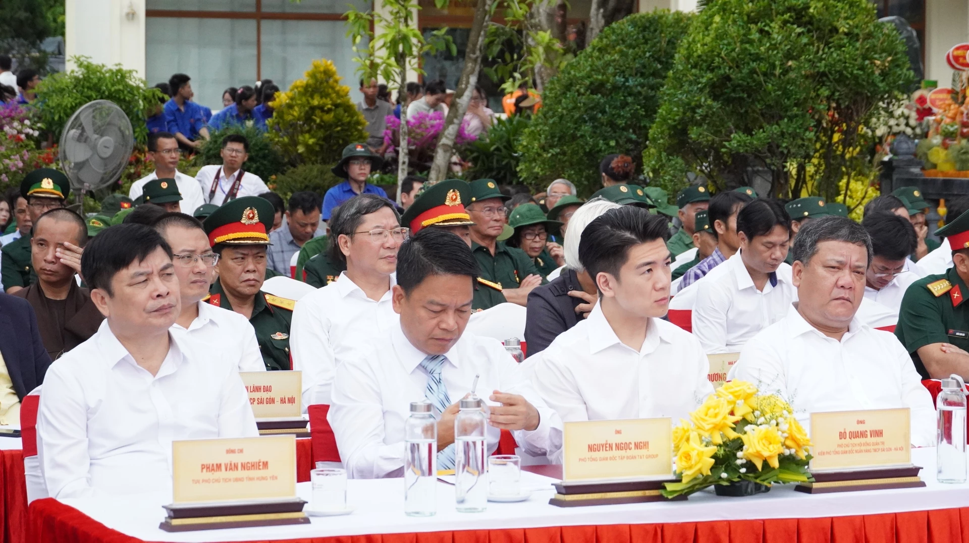 Đại biểu tham dự buổi lễ - Ảnh: QV