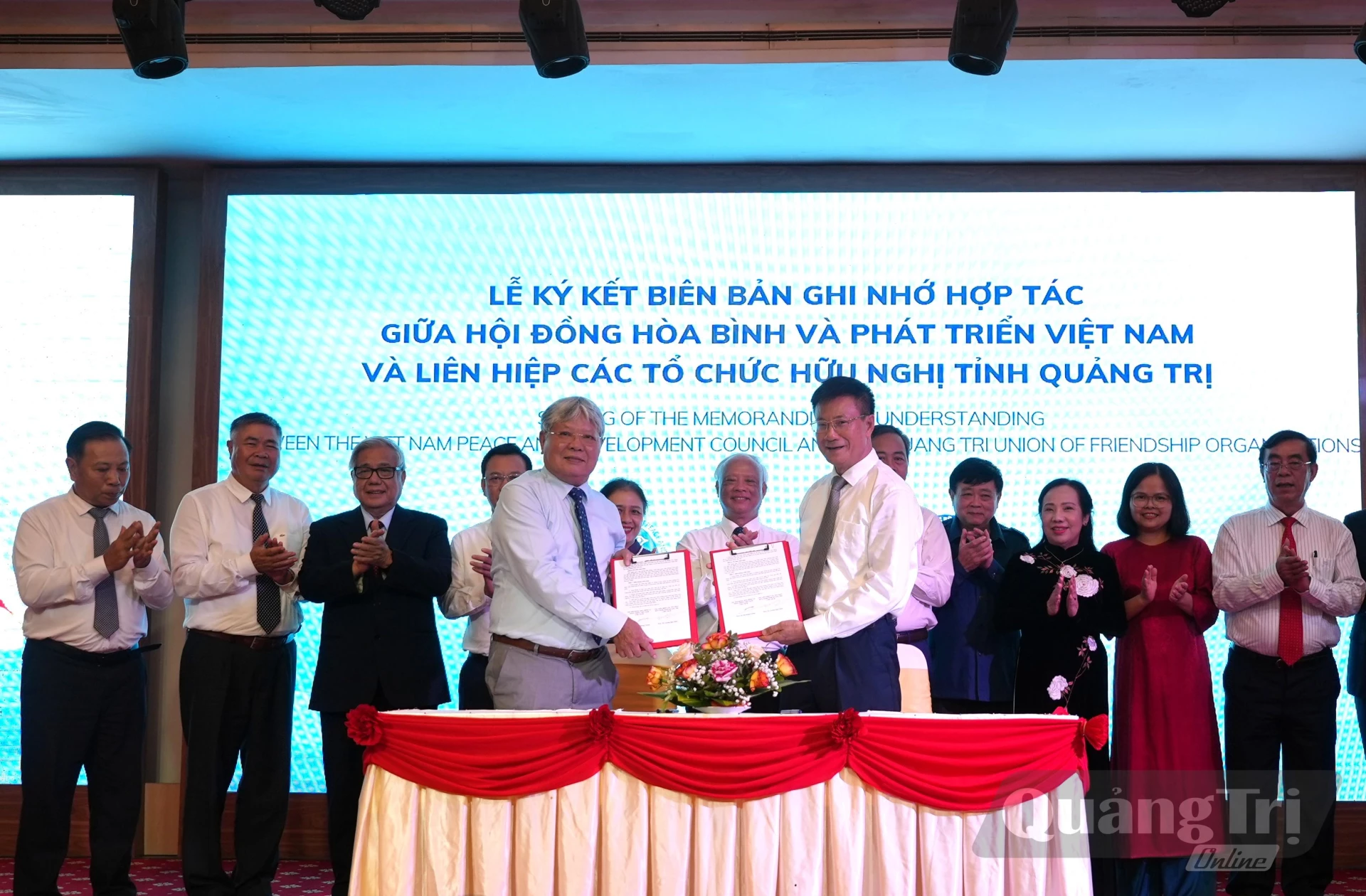 Liên hiệp các tổ chức hữu nghị tỉnh Quảng Trị và Hội đồng Hòa bình và Phát triển Việt Nam ký kết Thỏa thuận hợp tác - Ảnh: T.Đ