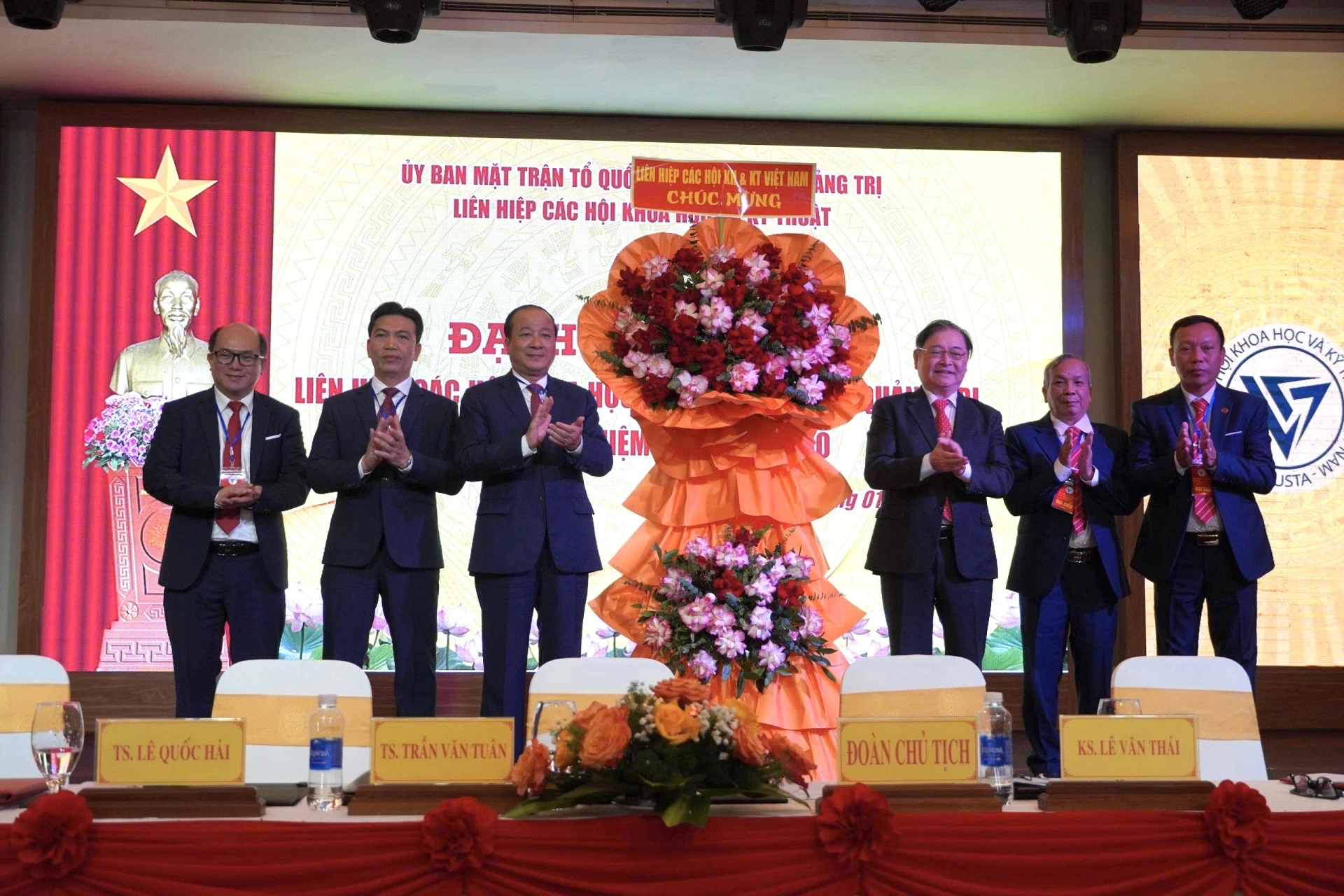 &Ocirc;ng Phan Xu&acirc;n Dũng - Chủ tịch Li&ecirc;n hiệp c&aacute;c Hội Khoa học v&agrave; Kỹ thuật Việt Nam tặng hoa ch&uacute;c mừng Đại hội - Ảnh: NL