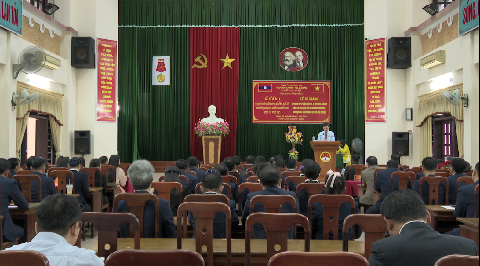 Toàn cảnh lễ bế giảng lớp trung cấp lý luận chính trị khóa XIV năm học 2025