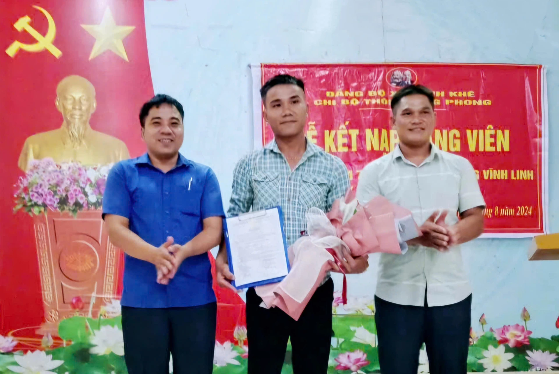 Chi bộ thôn Xung Phong, xã Bến Quan trao quyết định công nhận đảng viên chính thức cho đảng viên Hồ Văn Ban (giữa) - Ảnh: C.T