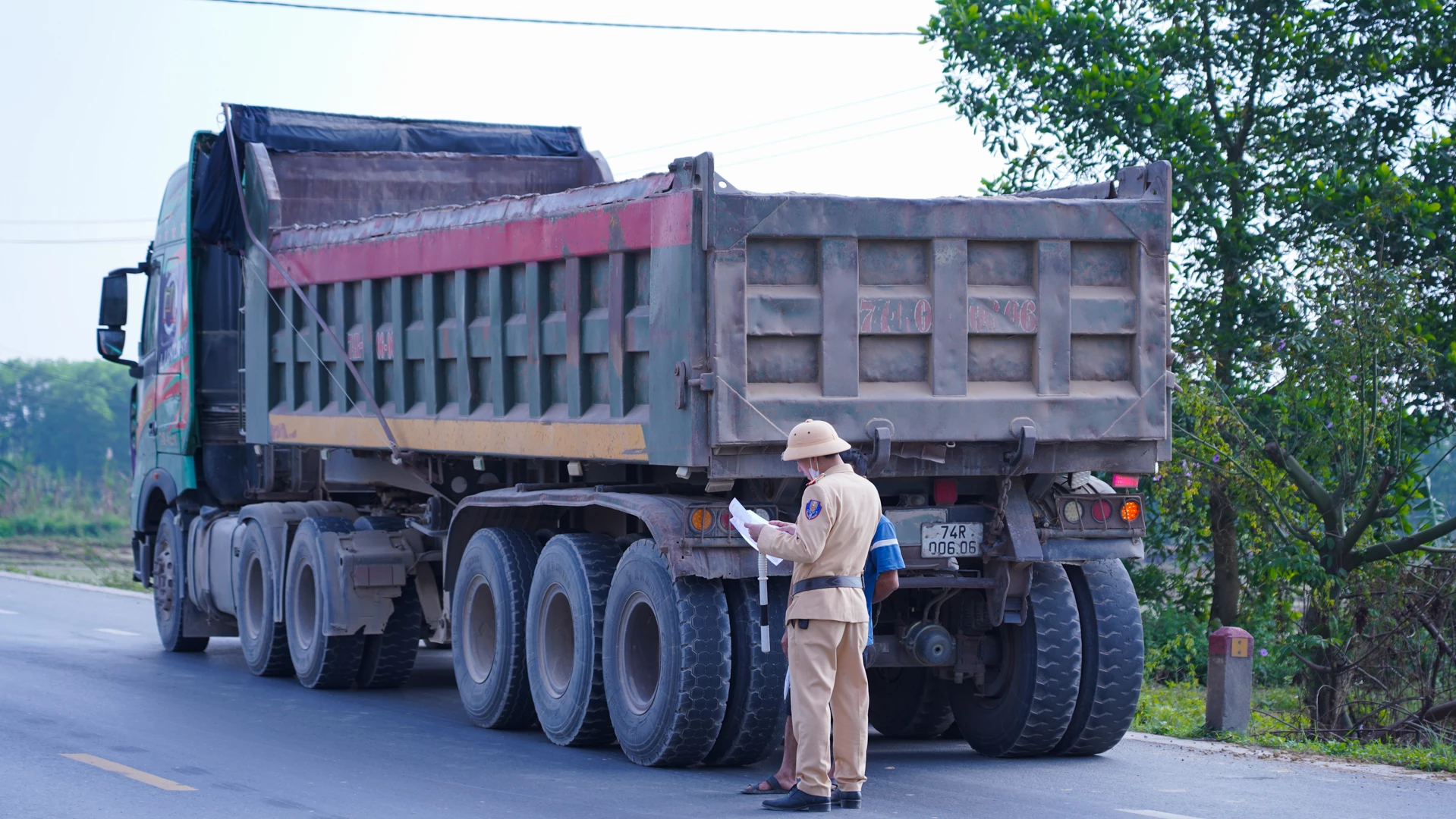 Song song với việc kiểm tra, xử l&yacute; vi phạm, lực lượng CSGT nhắc nhở, tuy&ecirc;n truyền vận động c&aacute;c t&agrave;i xế xe tải trọng lớn chấp h&agrave;nh c&aacute;c quy định về ATGT, nhất l&agrave; việc chở đ&uacute;ng trọng tải quy định v&agrave; che đậy khi vận chuyển kho&aacute;ng sản, h&agrave;ng ho&aacute; 
