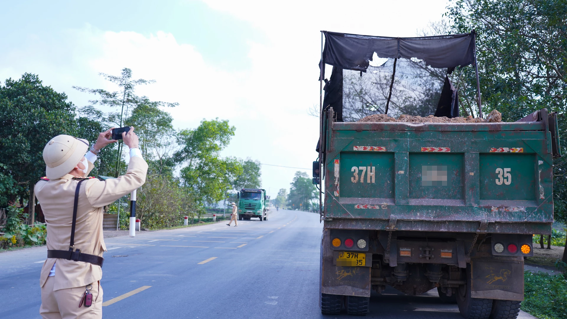Tại tuyến tr&aacute;nh ph&iacute;a Bắc Đ&ocirc;ng H&agrave; đoạn qua x&atilde; Hiếu Giang, lực lượng Tổ số 3, Đội CSGT đường bộ số 1, Ph&ograve;ng CSGT C&ocirc;ng an tỉnh ph&aacute;t hiện xe tải 37H - 044.35 c&oacute; dấu hiệu vi phạm về tải trọng 