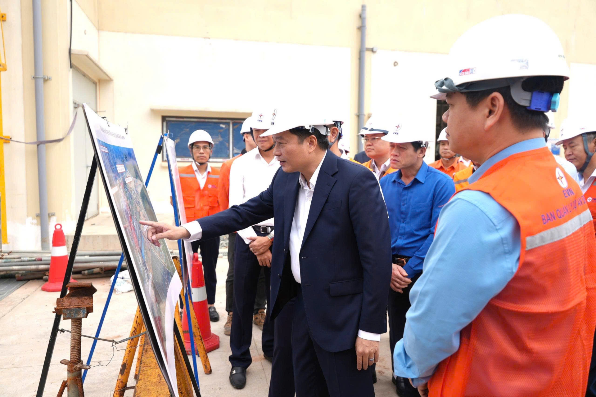 Đồng ch&iacute; L&ecirc; Hồng Vinh, Ph&oacute; B&iacute; thư Tỉnh ủy, Chủ tịch UBND tỉnh kiểm tra t&igrave;nh h&igrave;nh thực hiện c&aacute;c dự &aacute;n tại Trung t&acirc;m Điện lực Quảng Trạch - Ảnh: Trung Đức