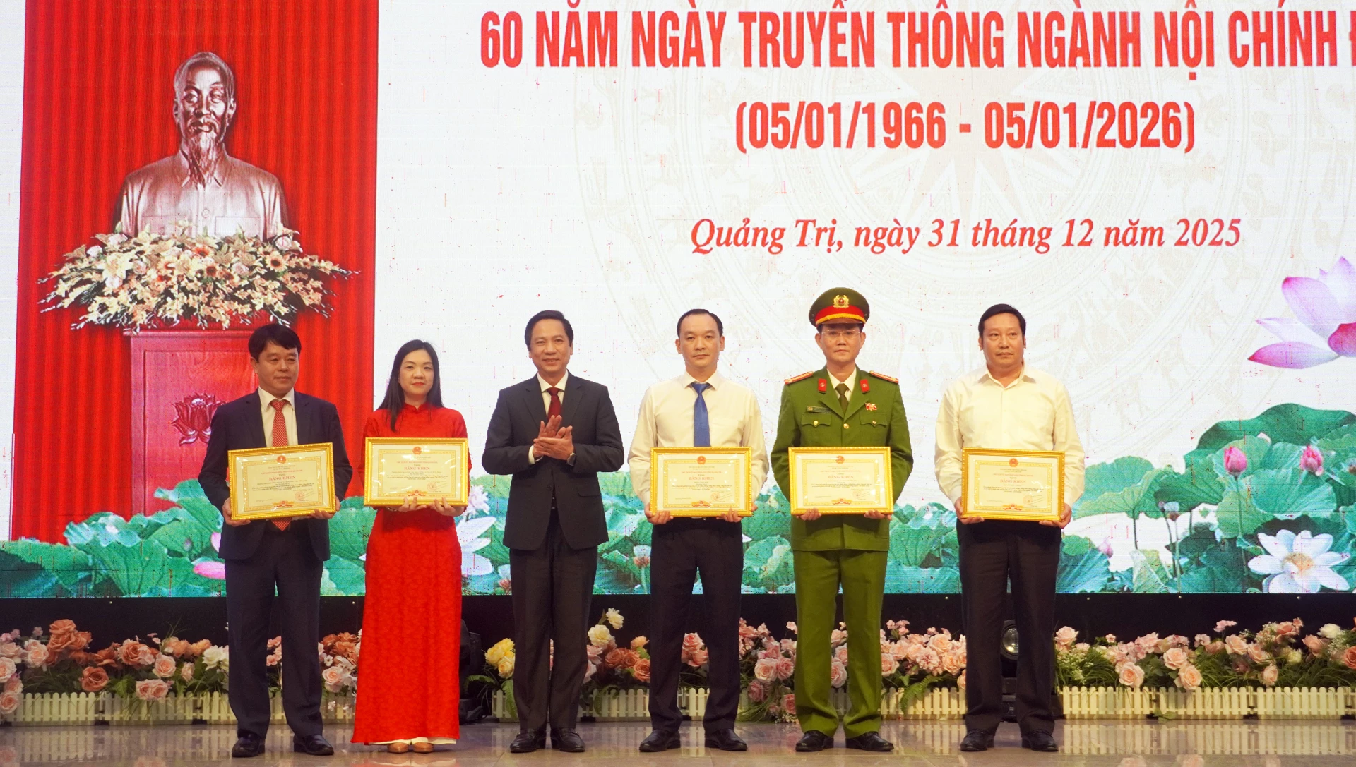 Đồng ch&iacute; Ho&agrave;ng Nam, Ủy vi&ecirc;n Ban Thường vụ Tỉnh ủy, Ph&oacute; Chủ tịch Thường trực UBDN tỉnh trao Bằng khen của Chủ tịch UBND tỉnh cho c&aacute;c tập thể v&agrave; c&aacute; nh&acirc;n - Ảnh: N.M
