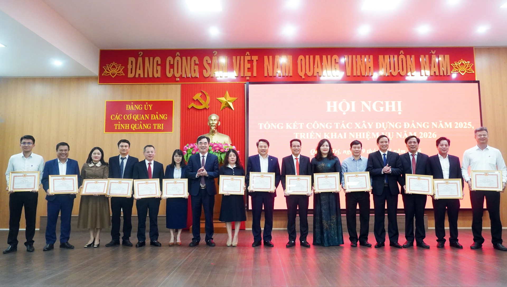 Đồng chí Nguyễn Lương Bình, Ủy viên Ban Thường vụ, Trưởng ban Tổ chức Tỉnh ủy, Phó Bí thư Thường trực Đảng ủy Các cơ quan Đảng tỉnh trao giấy khen của Ban Thường vụ Đảng ủy CCQ Đảng tỉnh cho các cá nhân - Ảnh: N.M