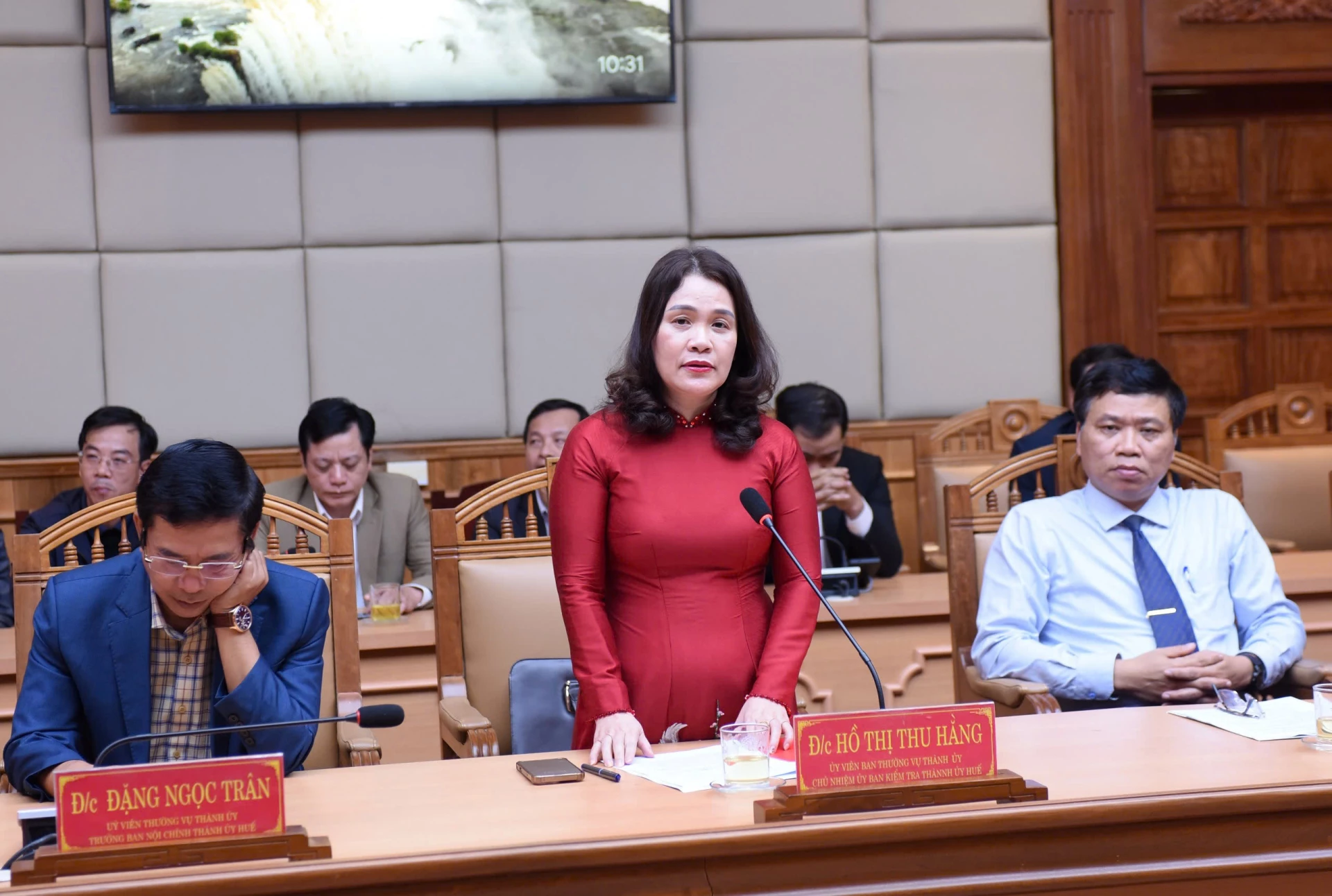 Đồng chí Hồ Thị Thu Hằng, Chủ nhiệm UBKT Thành ủy Huế phát biểu nhận nhiệm vụ - Ảnh: QV