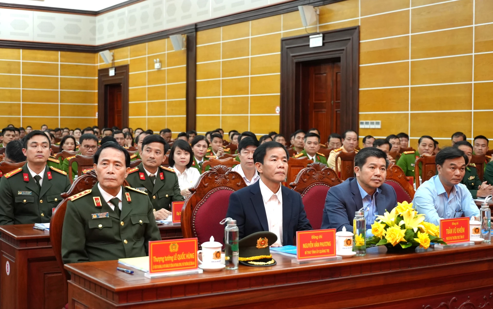 Đồng ch&iacute; Thượng tướng L&ecirc; Quốc H&ugrave;ng, Thứ trưởng Bộ C&ocirc;ng an v&agrave; đồng ch&iacute; Nguyễn Văn Phương, B&iacute; thư Tỉnh ủy dự hội nghị - Ảnh: Trung Đức