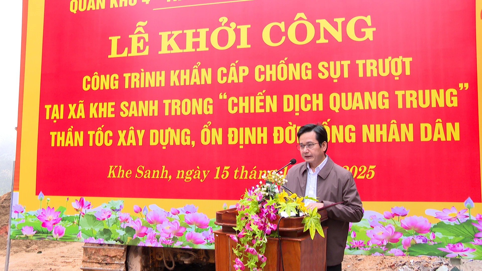 Lãnh đạo Sở Xây dựng báo cáo tổng quan công trình chống sạt lở tại khu vực khu dân cư đường Hùng Vương, thôn 3A, xã Khe Sanh - Ảnh Phước Đạt