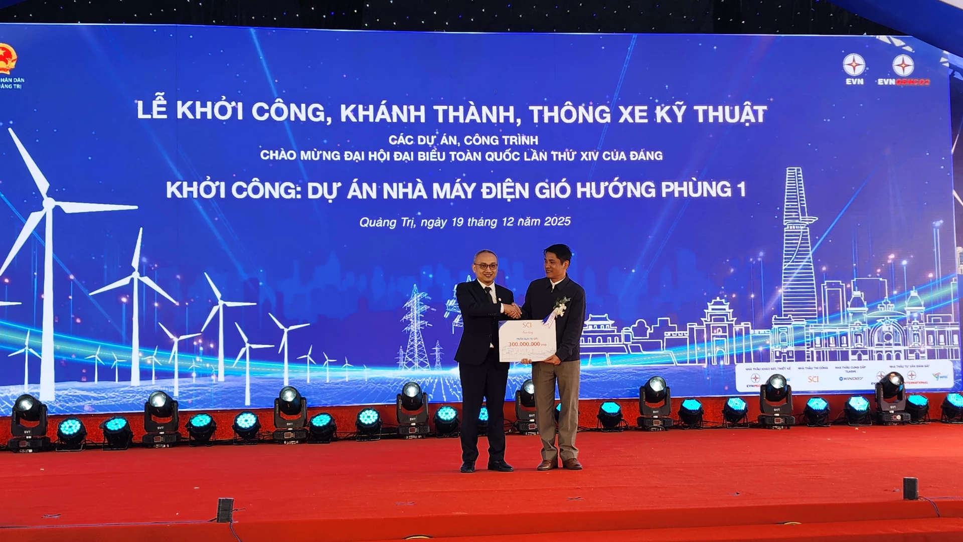 Đại diện đơn vị nhà thầu SCI trao tặng an sinh xã hội cho địa phương triển khai dự án- Ảnh: Tạ Hưng