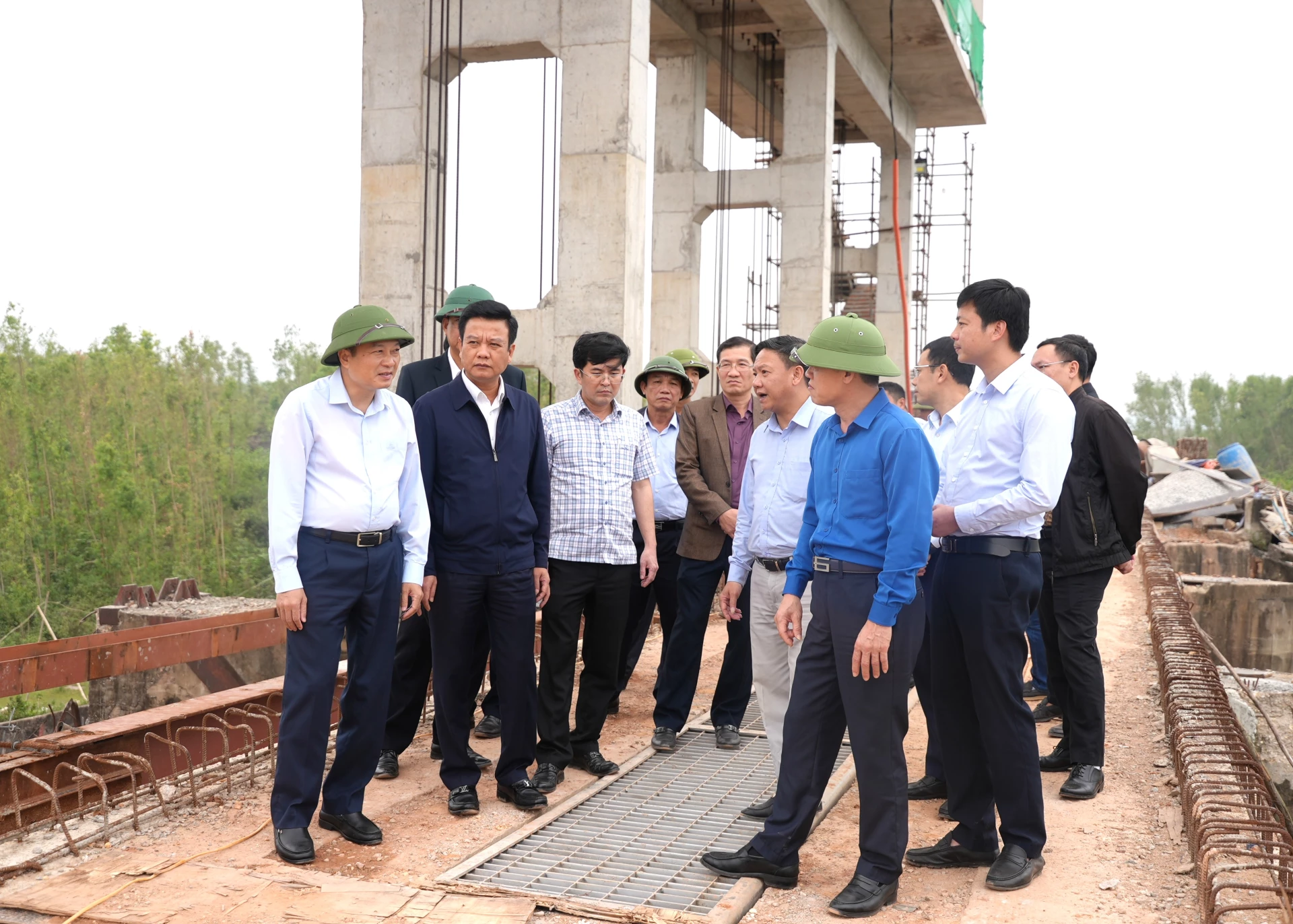 Đồng chí Chủ tịch UBND tỉnh Lê Hồng Vinh yêu cầu đơn vị thi công đẩy nhanh tiến độ thực hiện Dự án sữa chữa hồ chứa nước Vực Tròn- Ảnh: Trung Đức