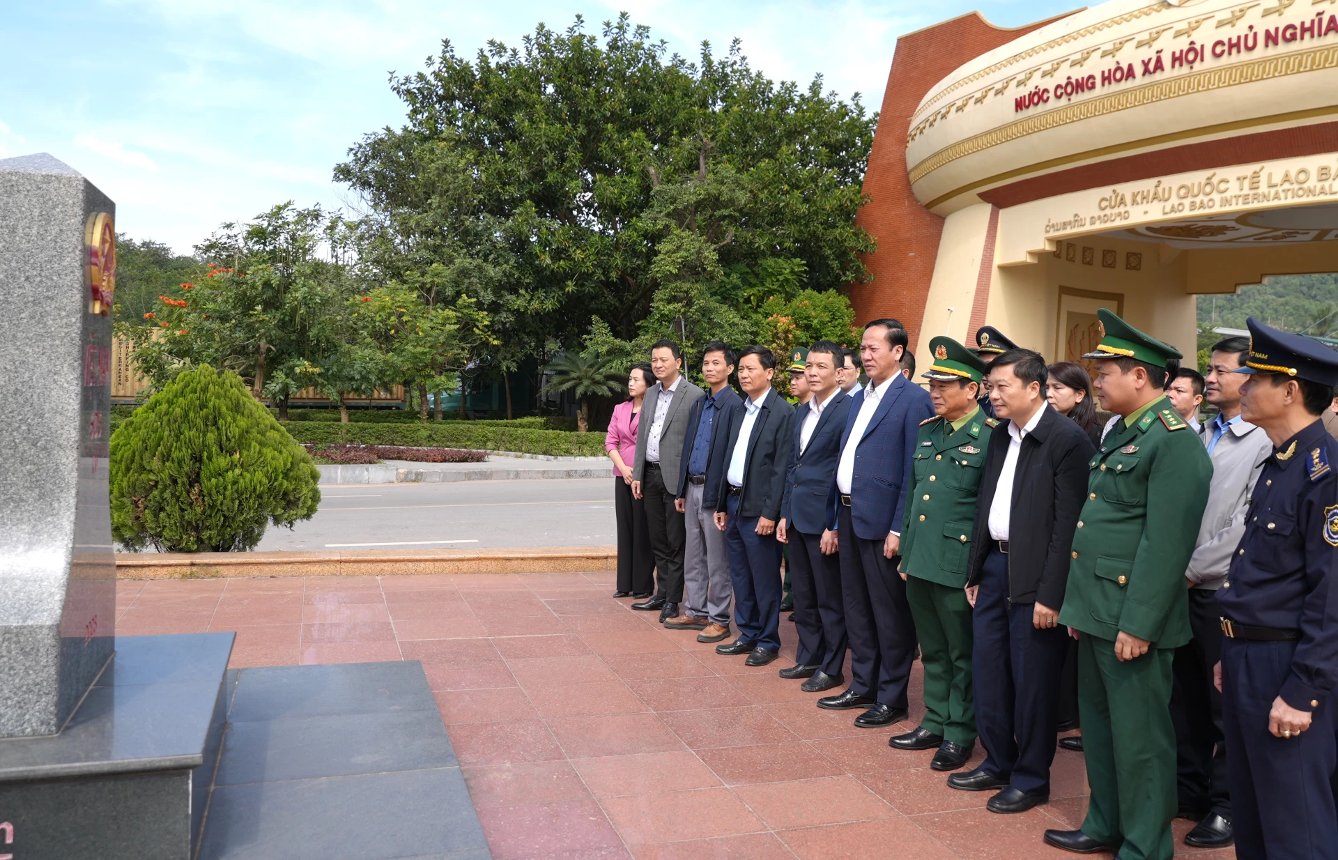 Đồng chí Lê Hồng Vinh, Chủ tịch UBND tỉnh thăm, kiểm tra mốc quốc giới 605 tại Cửa khẩu quốc tế Lao Bảo - Ảnh: Trung Đức