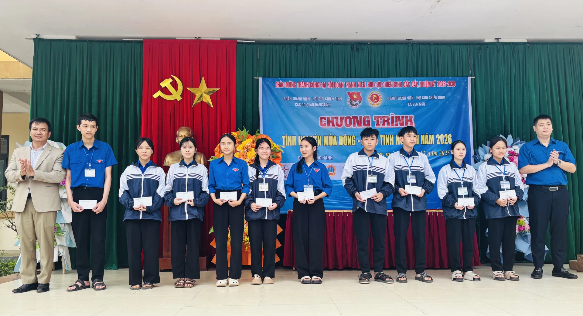 Trao học bổng cho học sinh ngh&egrave;o vượt kh&oacute; - Ảnh: K.H
