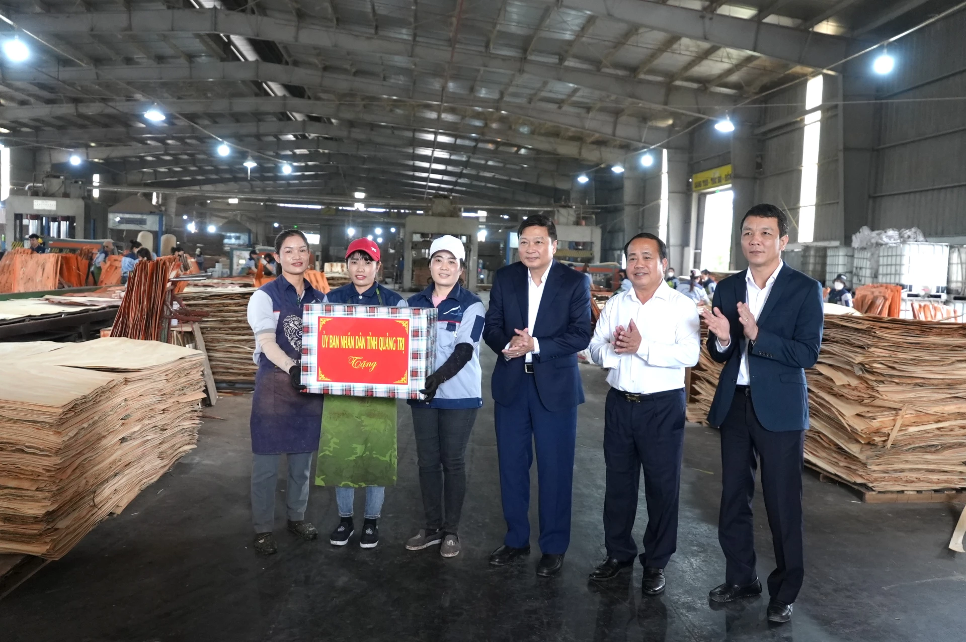 Đồng ch&iacute; L&ecirc; Hồng Vinh, Chủ tịch UBND tỉnh tặng qu&agrave; cho c&ocirc;ng nh&acirc;n nh&agrave; m&aacute;y sản xuất v&aacute;n &eacute;p Thăng Long - Ảnh: Trung Đức