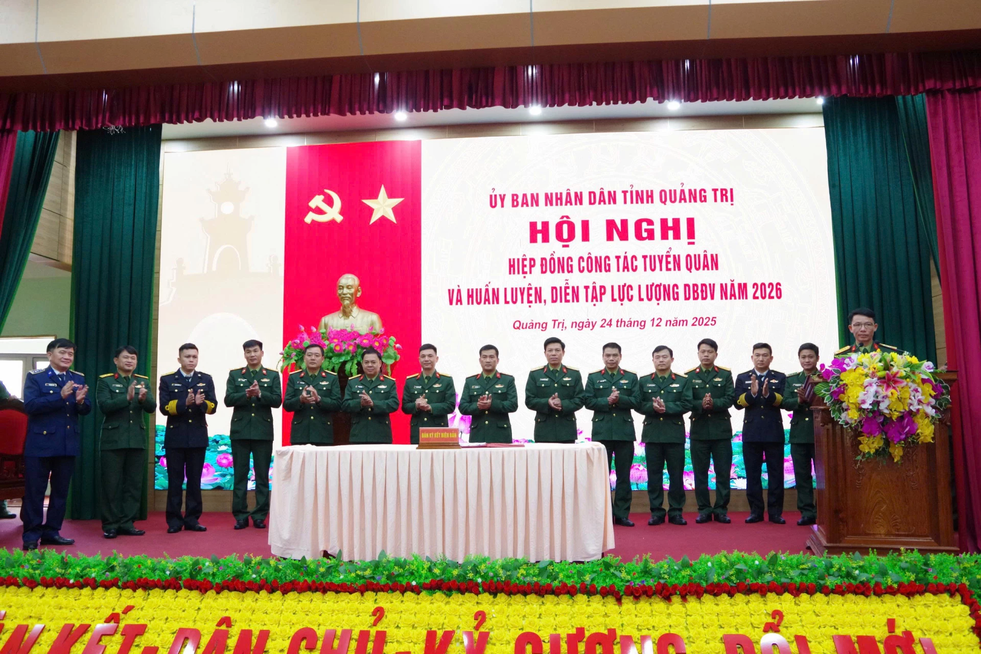 Đại diện đơn vị giao qu&acirc;n, giao nguồn v&agrave; đơn vị nhận qu&acirc;n, nhận nguồn k&yacute; kết bi&ecirc;n bản hiệp đồng