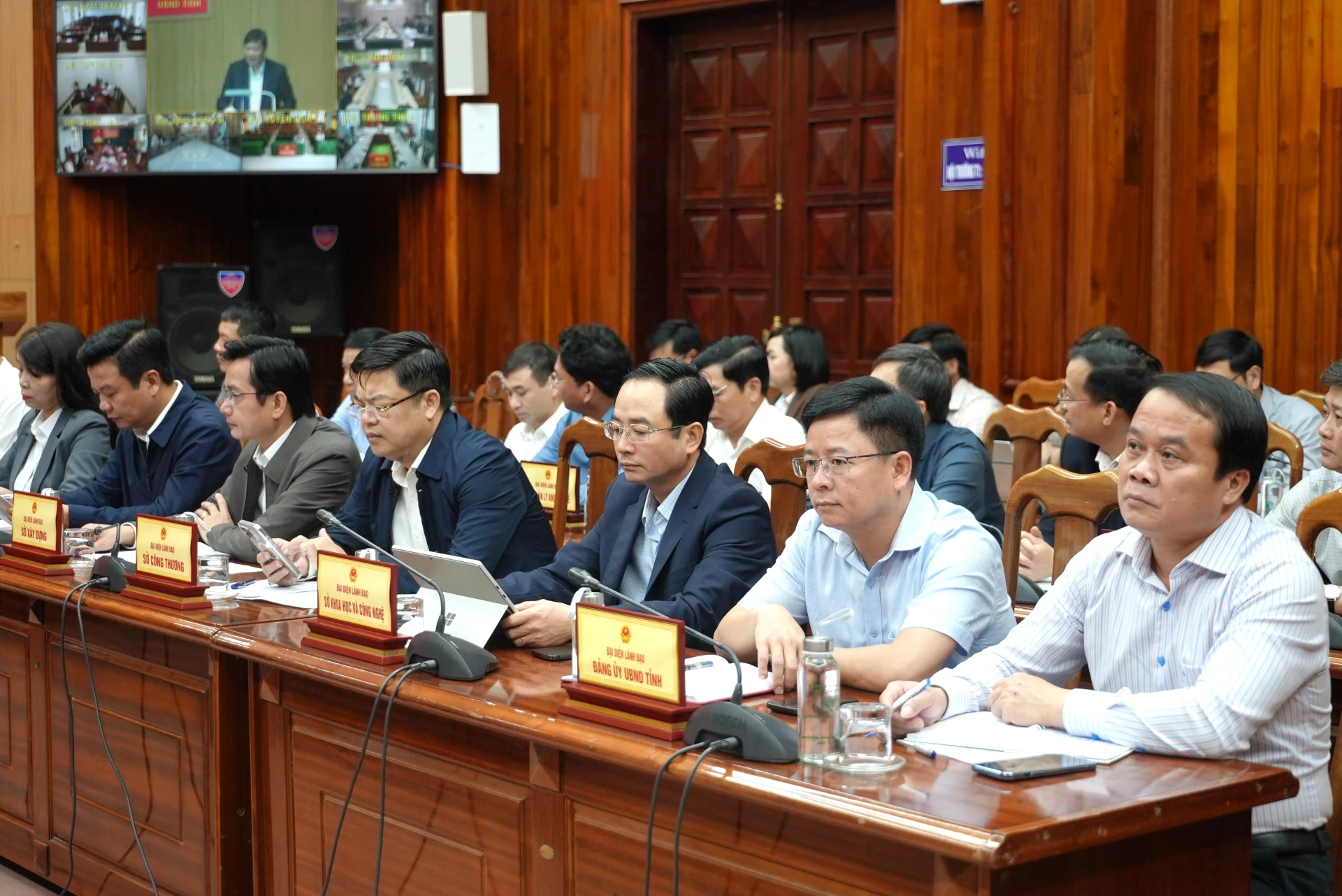 Các đại biểu dự phiên họp tại UBND tỉnh - Ảnh: Trung Đức