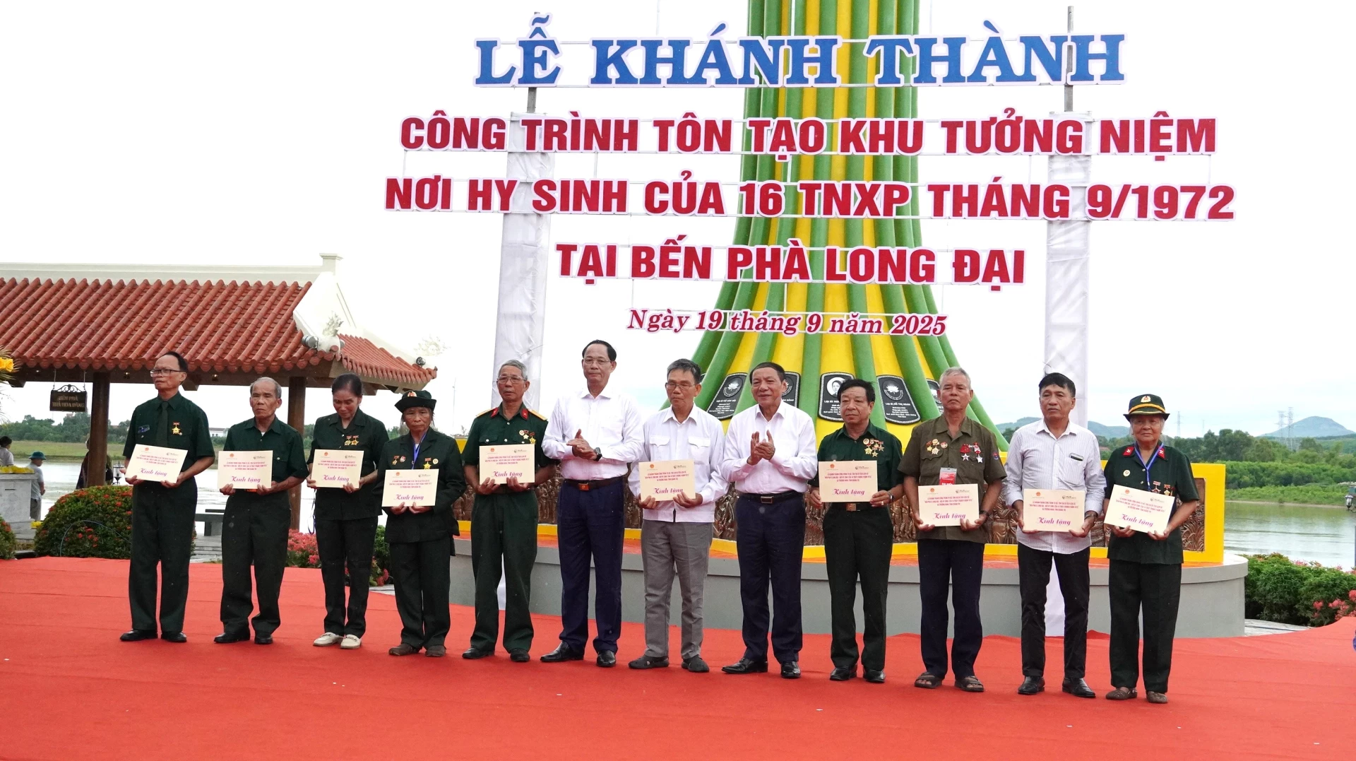 Phó Chủ tịch Quốc hội Trần Quang Phương; Bộ trưởng Bộ Văn hóa-Thể thao và Du lịch Nguyễn Văn Hùng tặng quà cho các cựu TNXP - Ảnh: QV