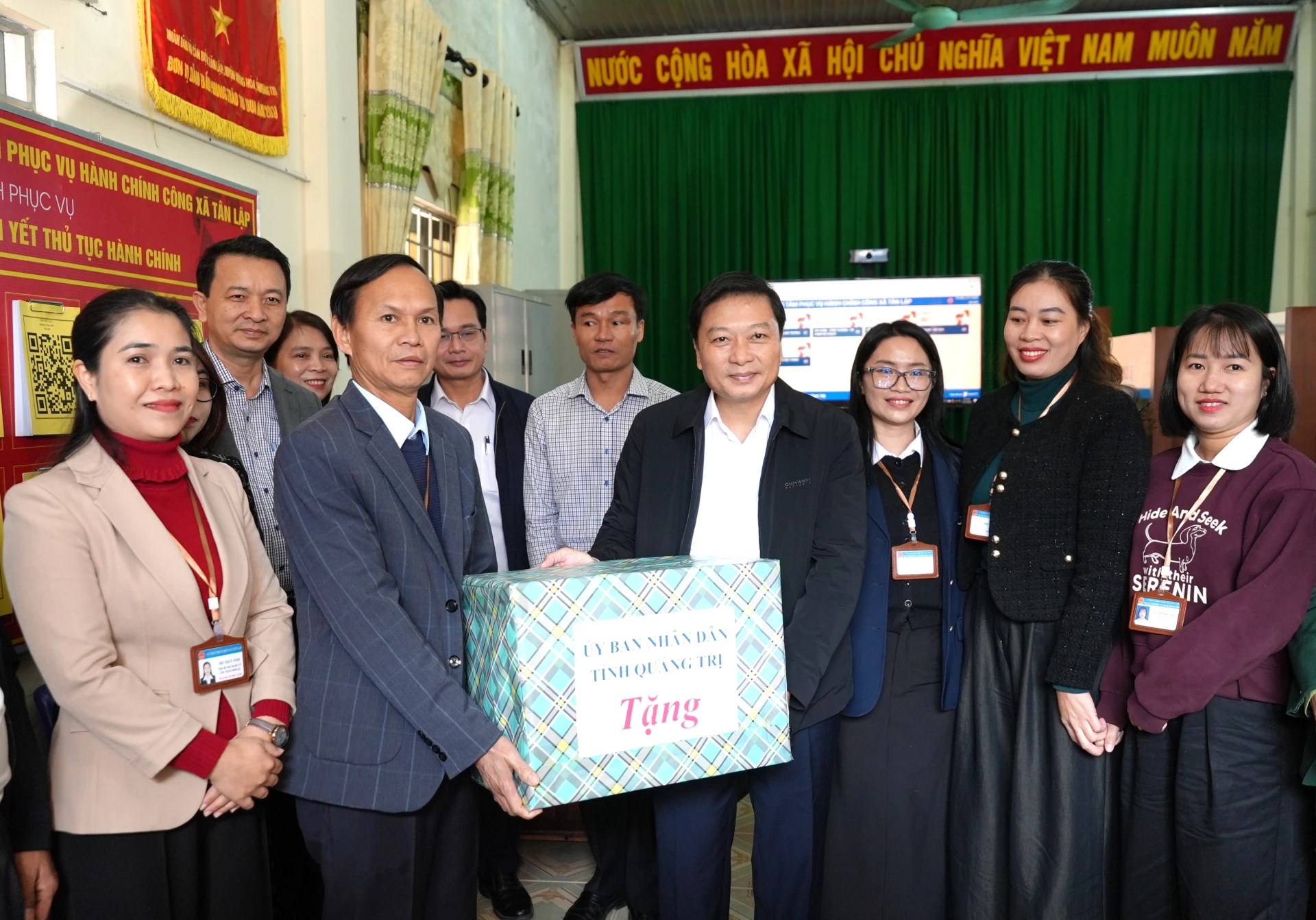 Đồng chí Lê Hồng Vinh, Chủ tịch UBND tỉnh thăm, tặng quà cán bộ Trung tâm phục vụ hành chính xã Tân Lập - Ảnh: Trung Đức