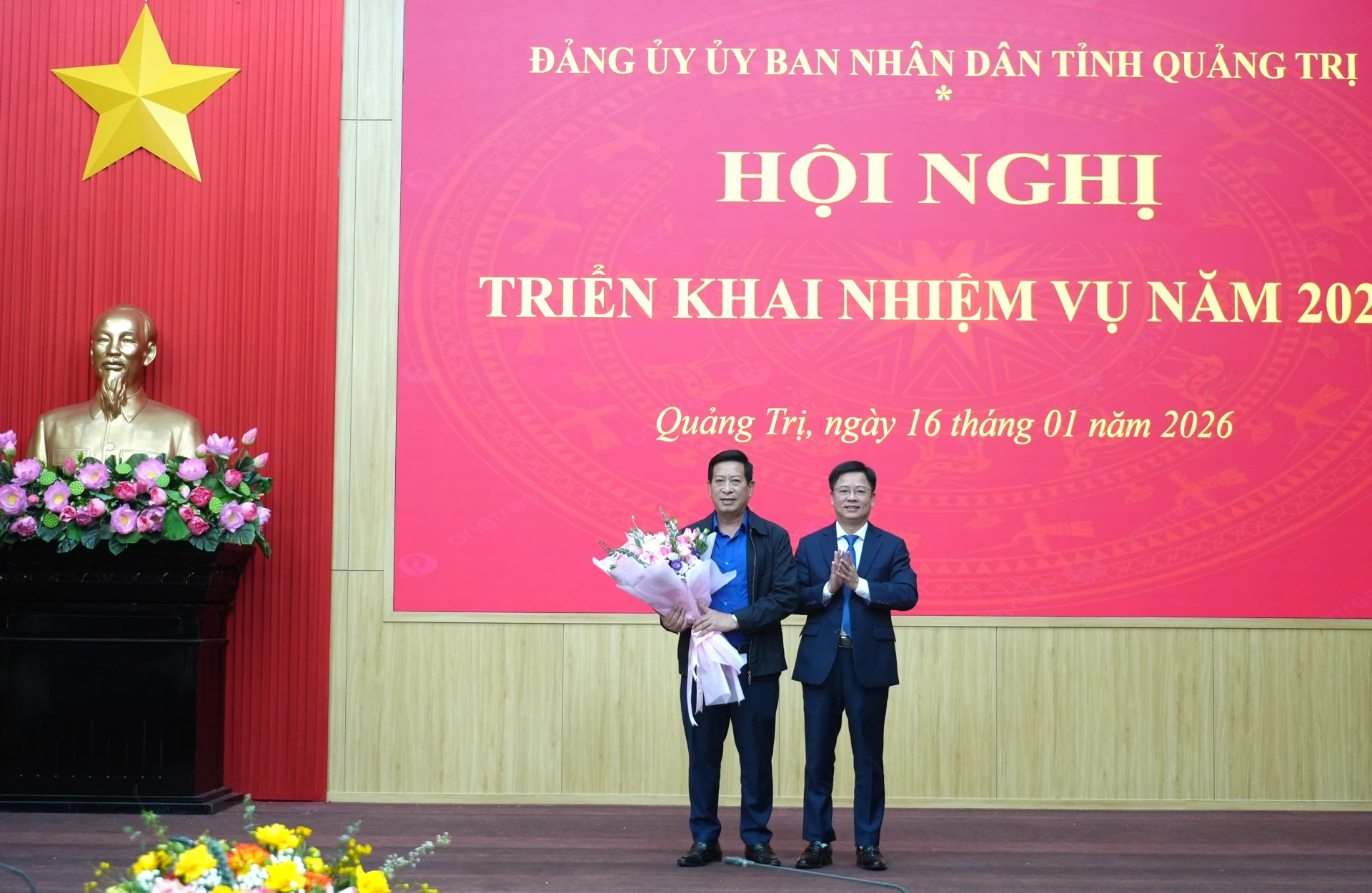 Đồng ch&iacute; Phạm Quang &Aacute;nh, Ph&oacute; B&iacute; thư Đảng ủy UBND tỉnh tặng hoa cho c&aacute;c đồng ch&iacute; th&ocirc;i tham gia Ban Chấp h&agrave;nh Đảng bộ UBND tỉnh nhiệm kỳ 2025 - 2030 - Ảnh: Trung Đức
