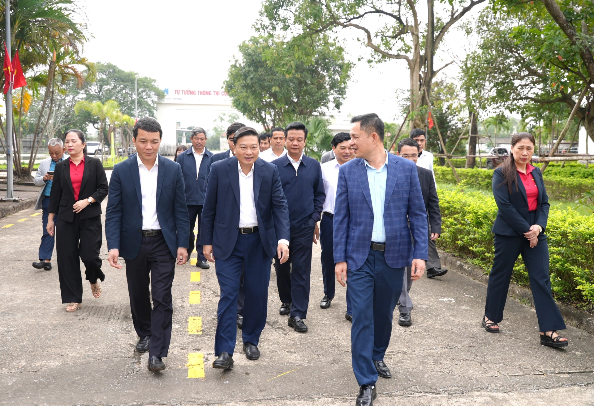 Đồng ch&iacute; L&ecirc; Hồng Vinh, Chủ tịch UBND tỉnh tham quan khu&ocirc;n vi&ecirc;n X&iacute; nghiệp may H&agrave; Quảng - Ảnh: Trung Đức