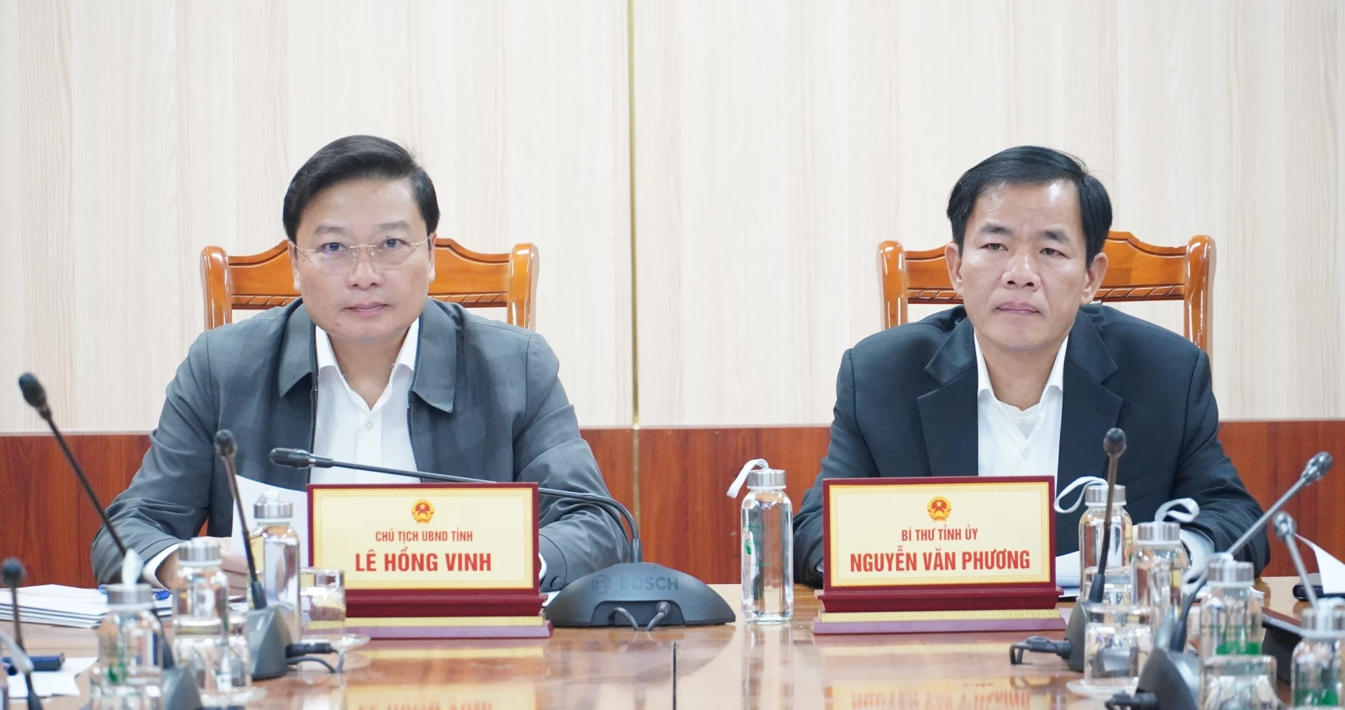 Đồng ch&iacute; Nguyễn Văn Phương, B&iacute; thư Tỉnh ủy v&agrave; đồng ch&iacute; L&ecirc; Hồng Vinh, Ph&oacute; B&iacute; thư Tỉnh ủy, Chủ tịch UBND tỉnh chủ tr&igrave; hội nghị tại điểm cầu Quảng Trị - Ảnh: QV