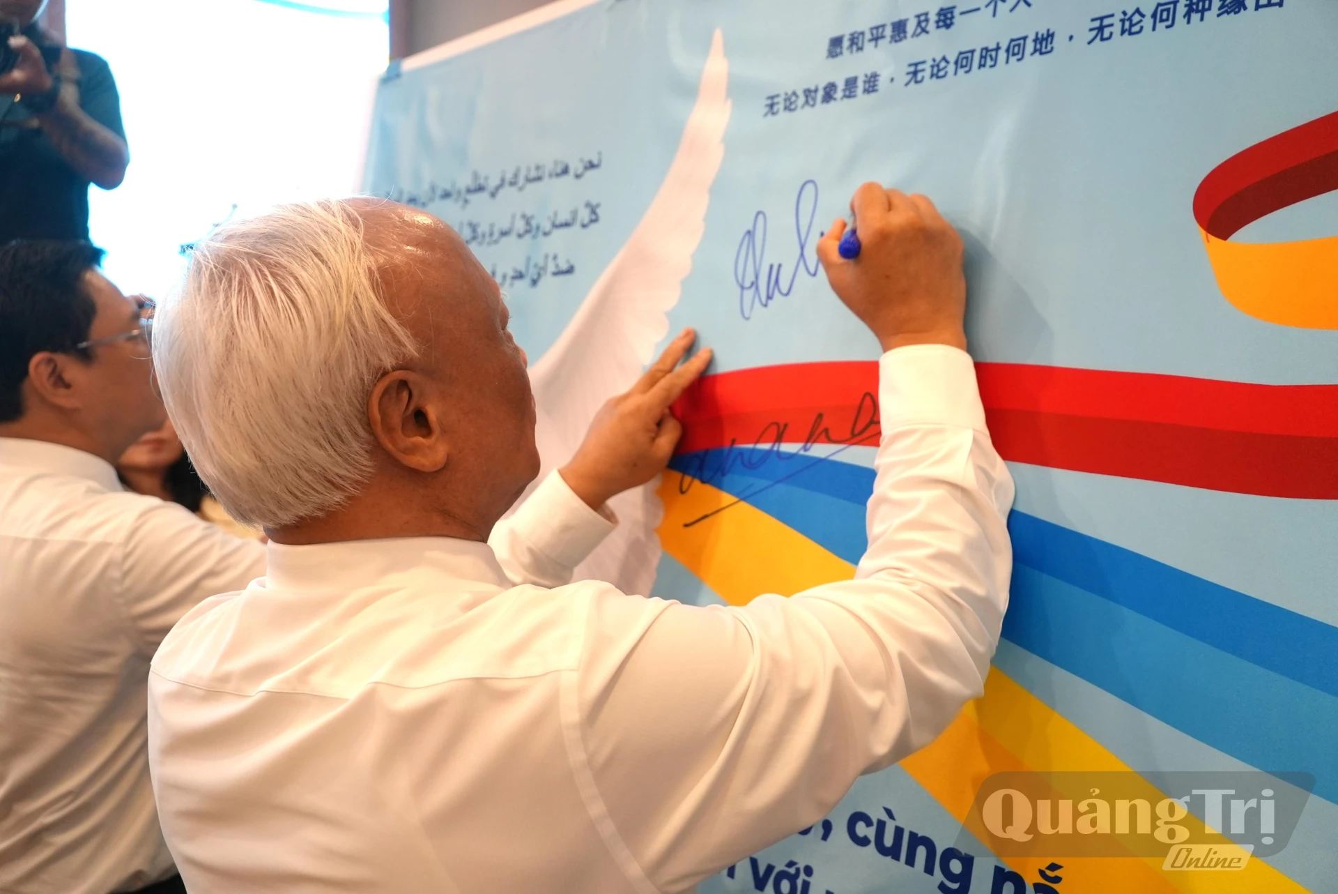 Đồng chí Uông Chu Lưu, nguyên Phó Chủ tịch Quốc hội, Chủ tịch Ủy ban Hòa bình Việt Nam ký thông điệp hòa bình - Ảnh: T.Đ
