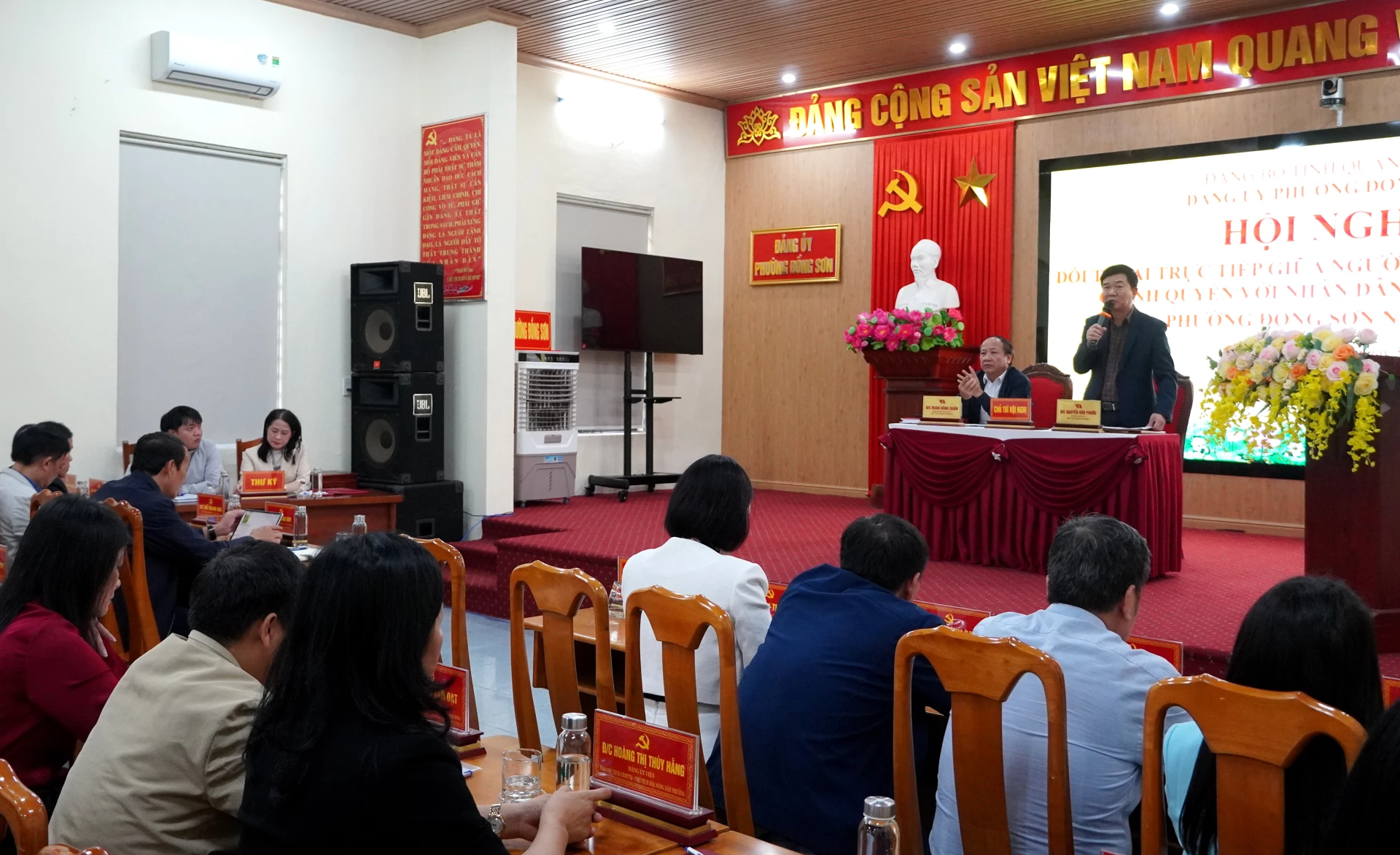 Đồng chí Nguyễn Hữu Phước, Bí thư Đảng ủy phường Đồng Sơn đặt vấn đề tại hội nghị. Ảnh: H.Tr.