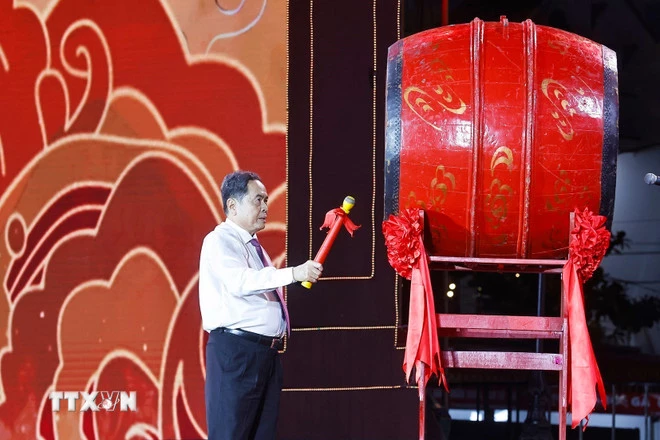 Chủ tịch Quốc hội Trần Thanh Mẫn đánh trống khai hội Lễ hội mùa Thu Côn Sơn-Kiếp Bạc năm 2025. (Ảnh: Doãn Tấn/TTXVN)