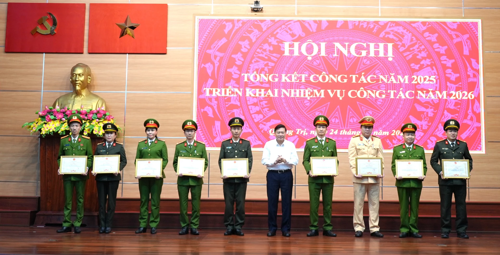 Đồng ch&iacute; L&ecirc; Hồng Vinh, Chủ tịch UBND tỉnh trao bằng khen cho c&aacute;c tập thể, c&aacute; nh&acirc;n thuộc C&ocirc;ng an tỉnh - Ảnh: Trung Đức