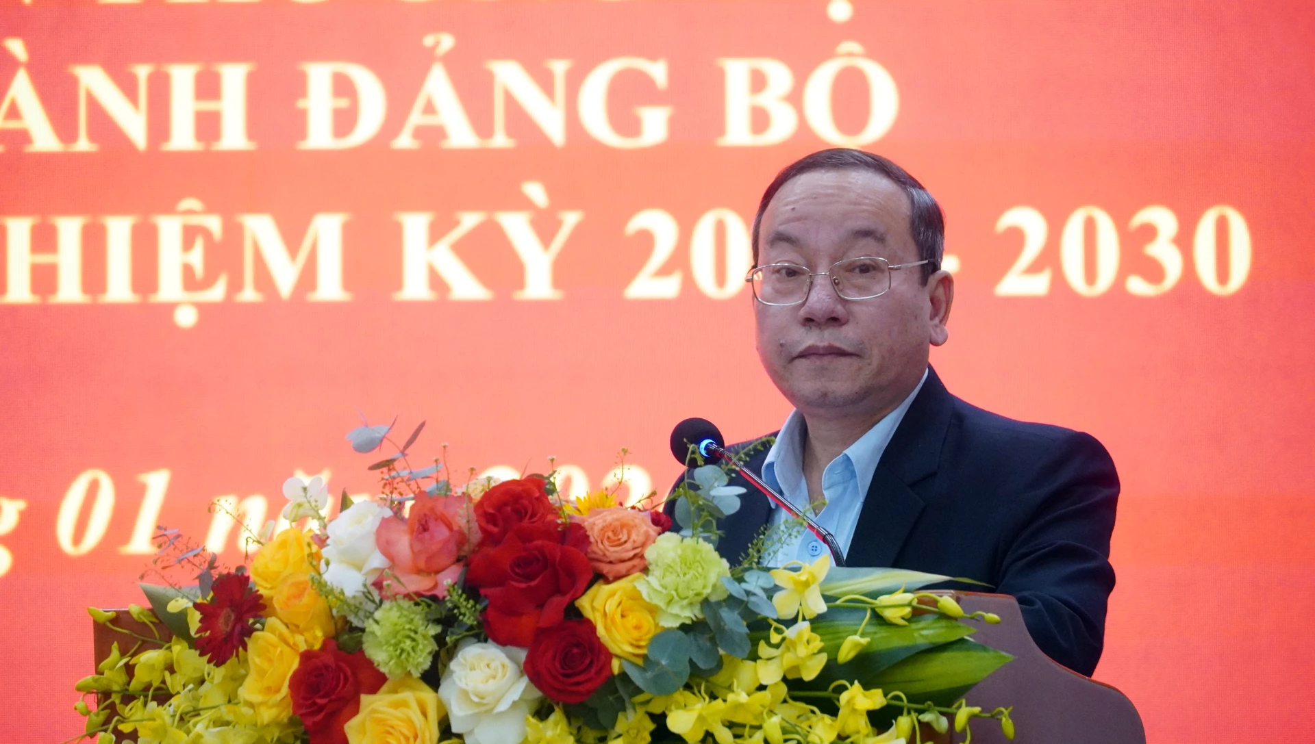 Lãnh đạo Ban Tổ chức Tỉnh ủy công bố các quyết định - Ảnh: N.M