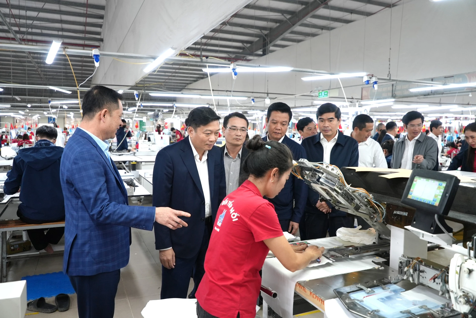 Đồng ch&iacute; L&ecirc; Hồng Vinh kiểm tra quy tr&igrave;nh sản xuất tại X&iacute; nghiệp may H&agrave; Quảng - Ảnh: Trung Đức