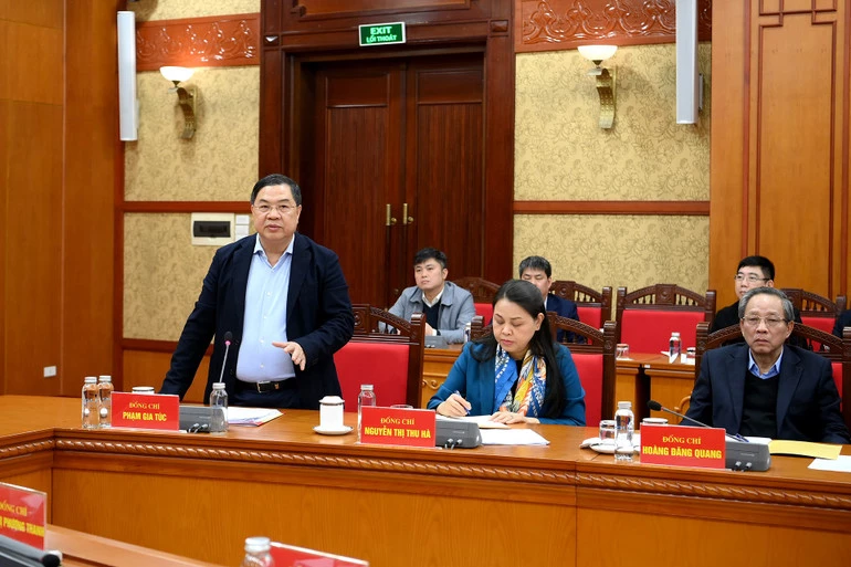 Đồng ch&iacute; Phạm Gia T&uacute;c, Ủy vi&ecirc;n Trung ương Đảng, Ch&aacute;nh Văn ph&ograve;ng Trung ương Đảng, ph&aacute;t biểu tại buổi l&agrave;m việc. (Ảnh: ĐĂNG KHOA)