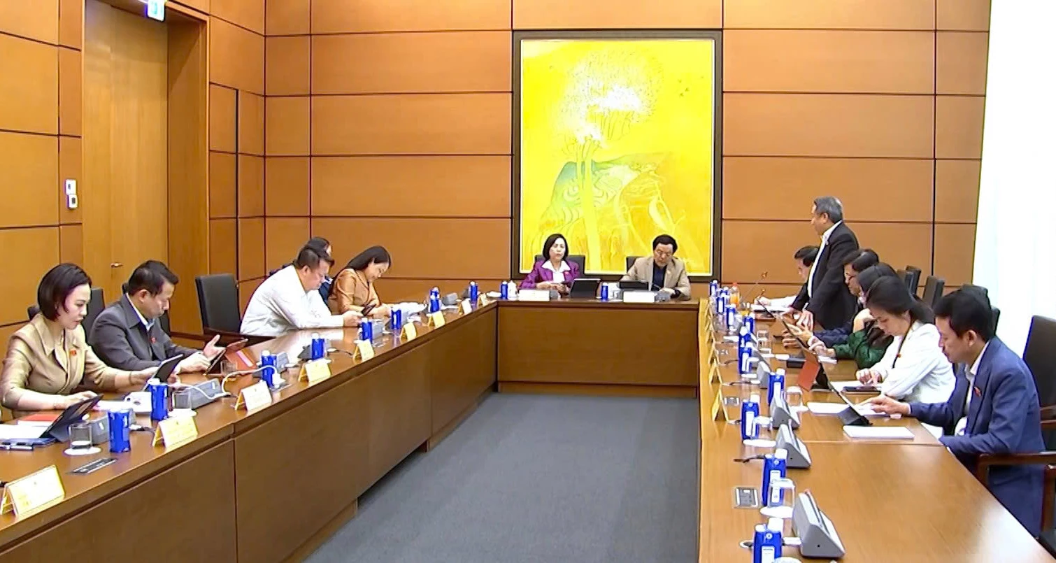  Quang cảnh phiên thảo luận tổ.