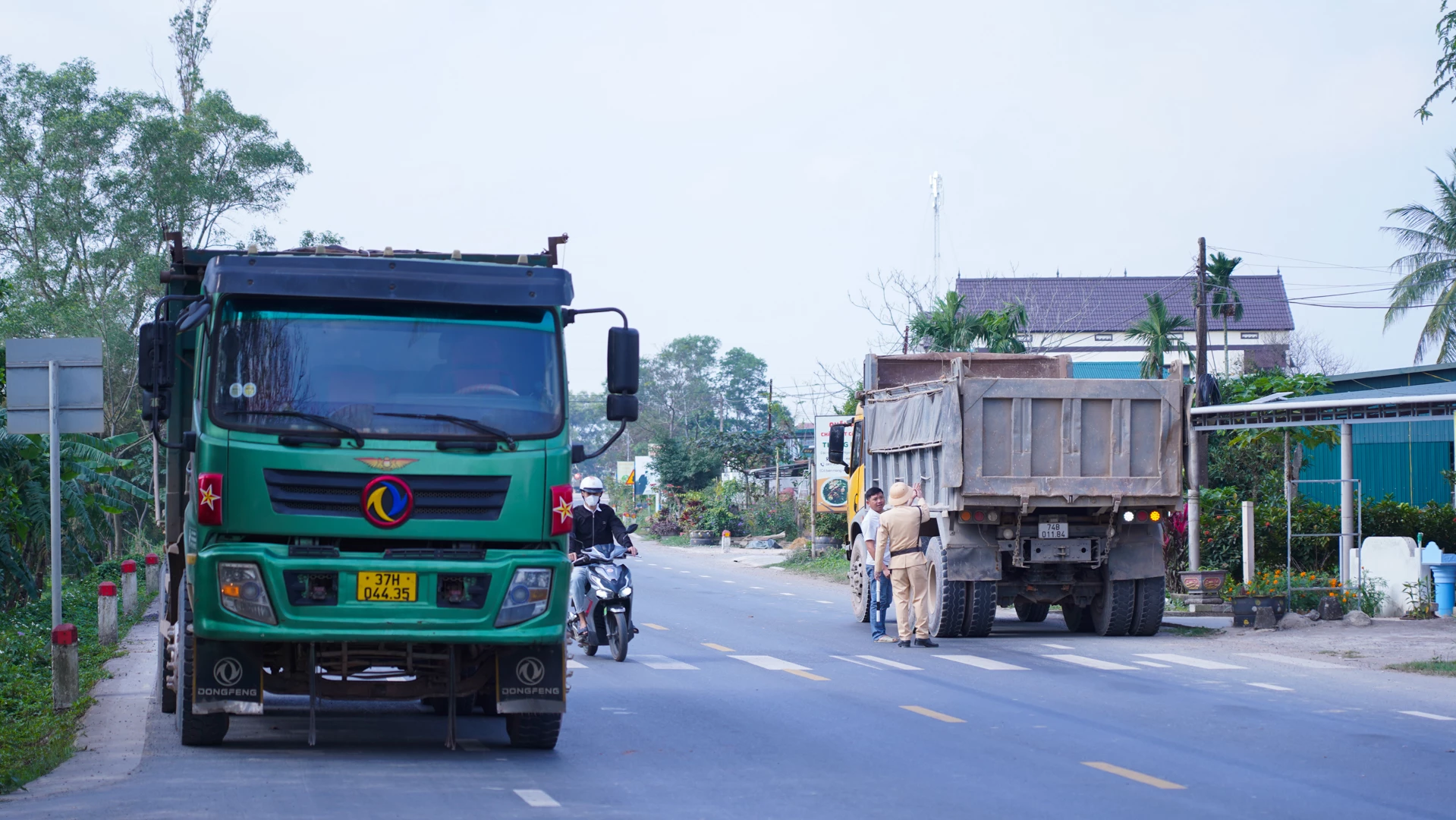 Để lập lại trật tự ATGT, lực lượng CSGT C&ocirc;ng an tỉnh Quảng Trị tăng cường lập c&aacute;c chốt để kiểm tra, xử l&yacute; c&aacute;c phương tiện vận chuyển đất nếu c&oacute; vi phạm 