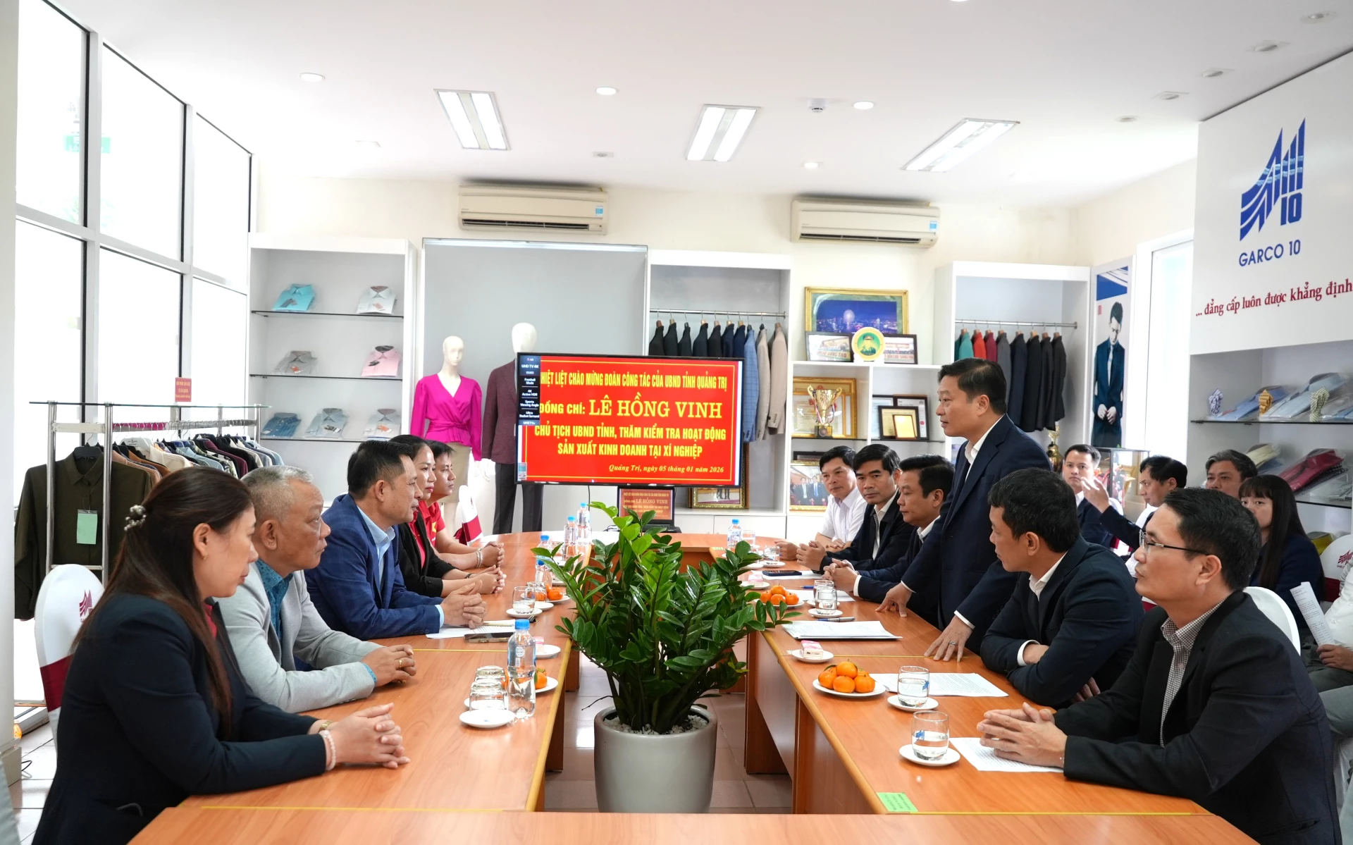 Đồng ch&iacute; L&ecirc; Hồng Vinh, Chủ tịch UBND tỉnh thăm, kiểm tra t&igrave;nh h&igrave;nh sản xuất kinh doanh của x&iacute; nghiệp may H&agrave; Quảng - Ảnh: Trung Đức