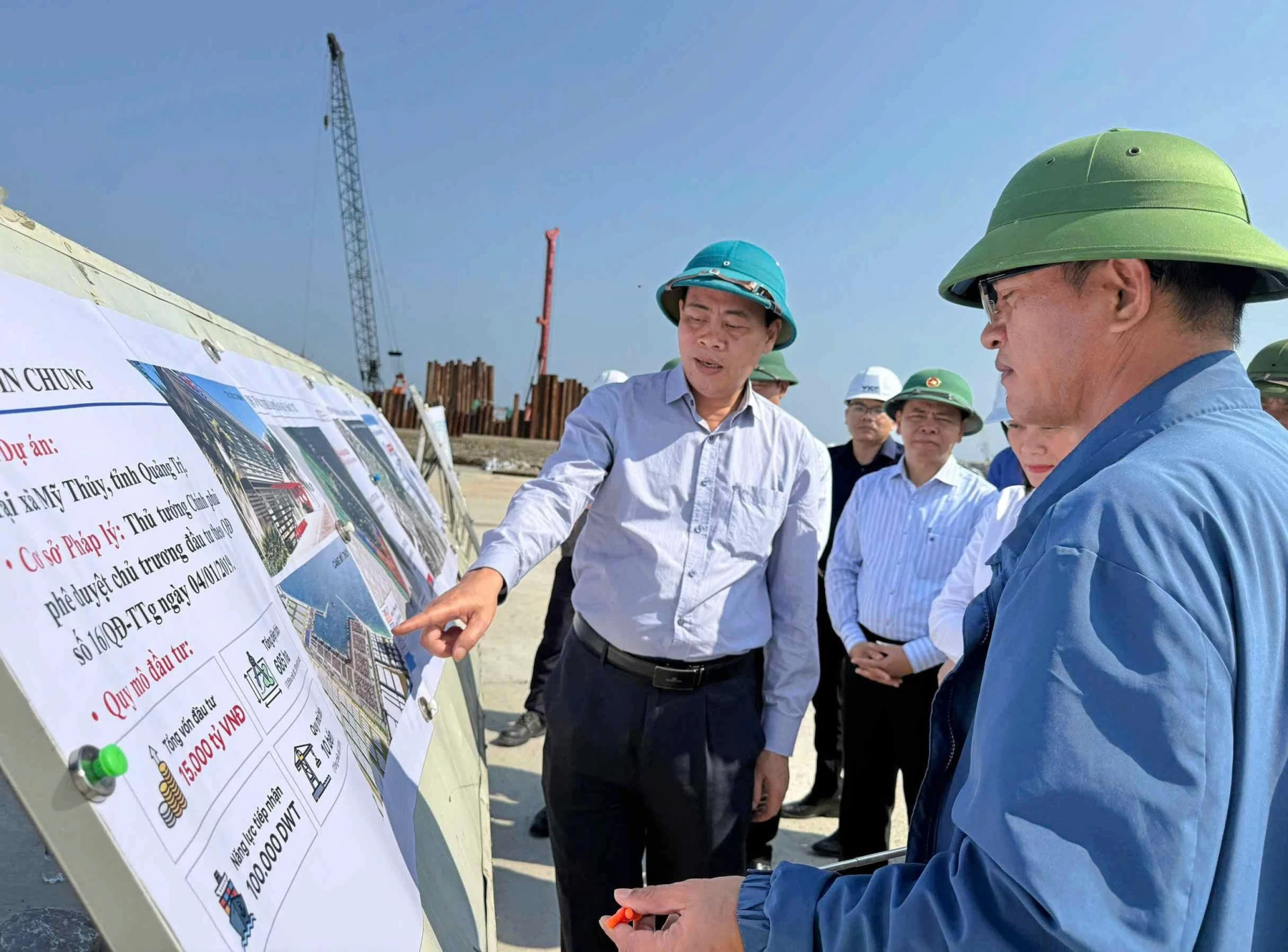 Đồng ch&iacute; Nguyễn Đăng Quang, Ph&oacute; B&iacute; thư Tỉnh ủy, Chủ tịch HĐND tỉnh kiểm tra tiến độ thi c&ocirc;ng dự &aacute;n Khu bến cảng Mỹ Thủy - Ảnh: Mỹ Nhị 