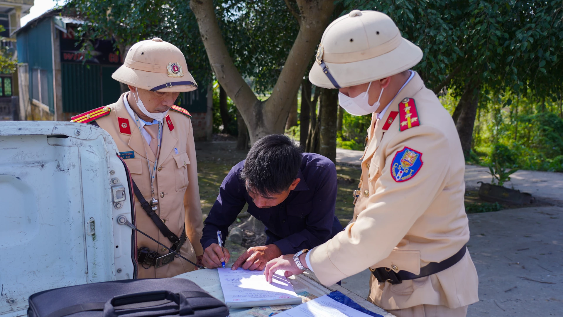 Sau khi kiểm tra, l&aacute;i xe 37H - xxx.35 l&agrave; Nguyễn Văn Nhật ở x&atilde; Cồn Ti&ecirc;n bị lập bi&ecirc;n bản với lỗi chở đất (đ&aacute;) c&oacute; bạt che đậy nhưng vẫn rơi v&atilde;i 