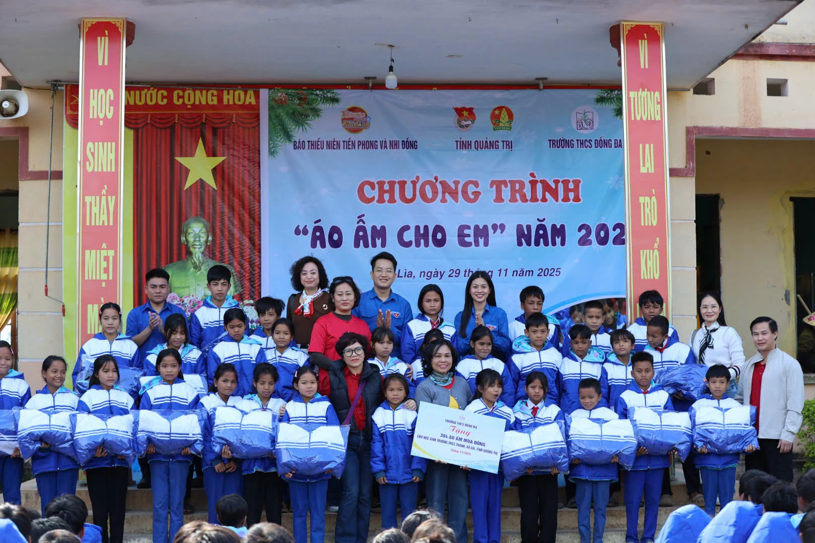 Đại diện Ban Thường vụ Tỉnh đoàn cùng nhà hảo tâm trao quà cho trẻ em có hoàn cảnh khó khăn ở vùng cao Quảng Trị - Ảnh: NVCC