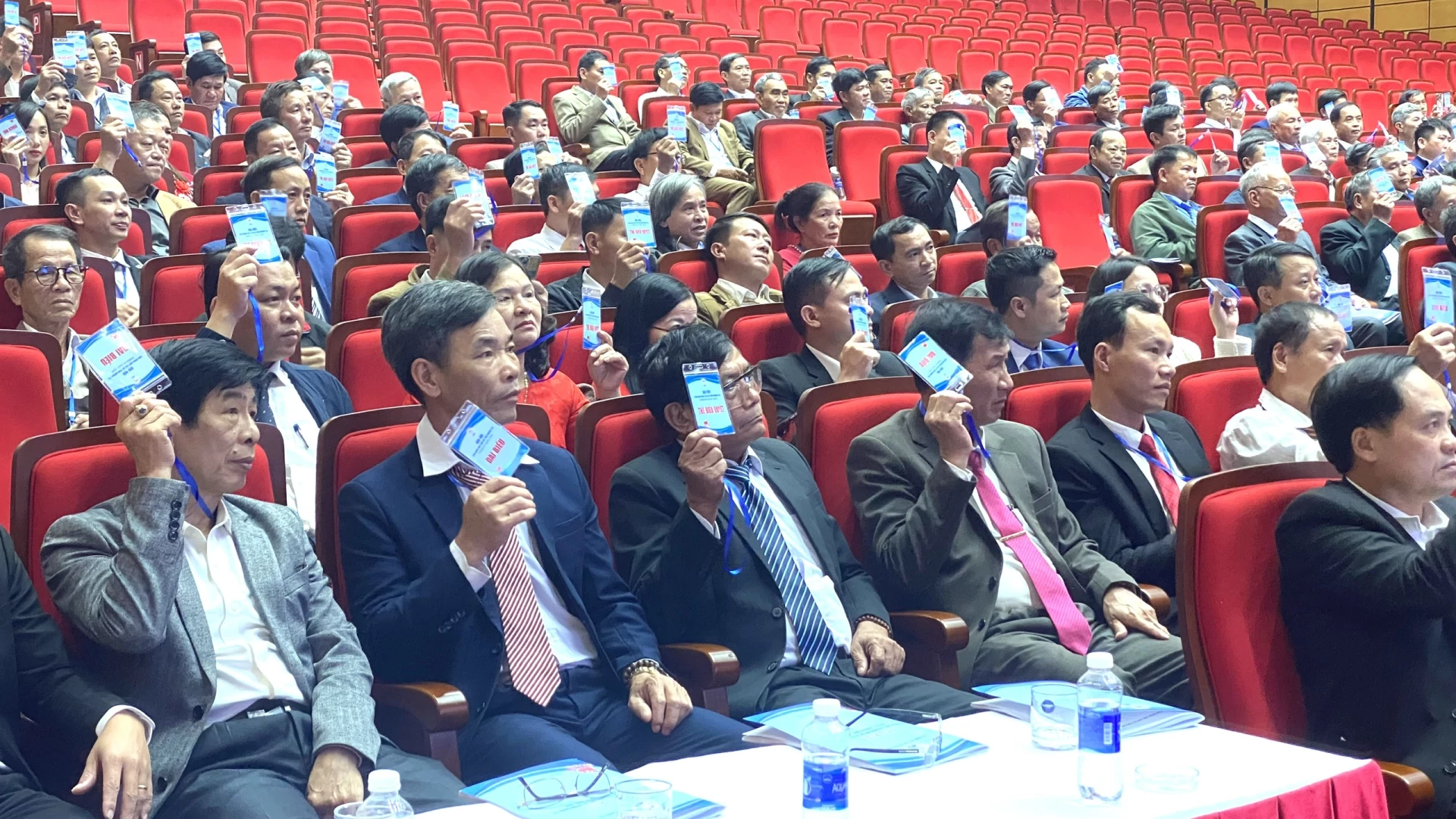 Biểu quyết thông qua số lượng Ban Chấp hành Liên minh HTX tỉnh Quảng Trị nhiệm kỳ 2025 -2030 gồm 51 người - Ảnh: NL